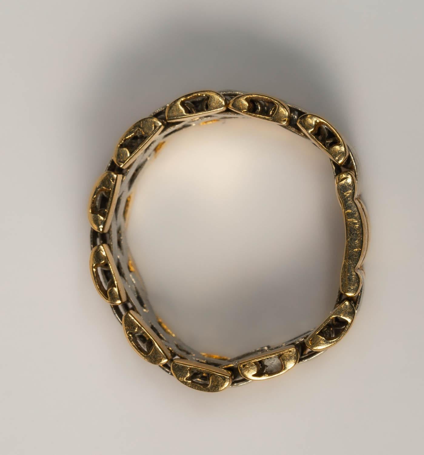 Wide Vintage White and Yellow 18K Gold Buckle Chain Ring In Excellent Condition For Sale In Rottedam, NL