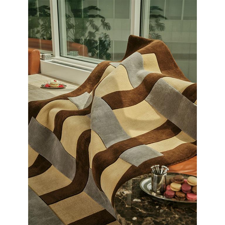 Die Plaid-Teppichkollektion zeigt eine moderne Interpretation klassischer Karomotive. Perfekt, um modernen Räumen eine frische Farbpalette und raffinierten Charme zu verleihen. Zeitloses Design für ein visuell beeindruckendes und haptisch reiches
