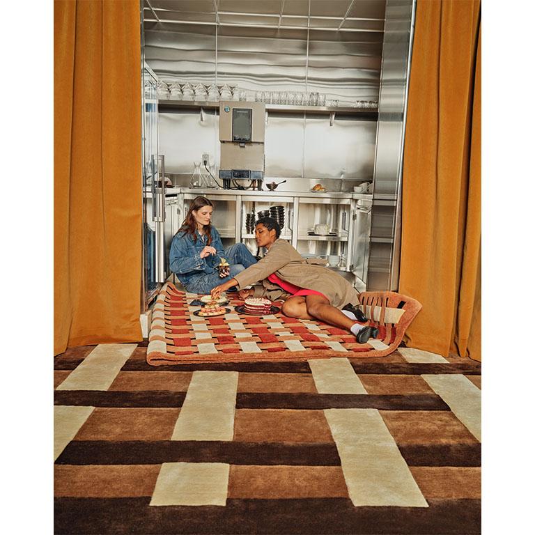 La collezione di tappeti Plaid presenta una rivisitazione moderna dei classici motivi plaid. Perfetto per aggiungere una tavolozza di colori freschi e un fascino sofisticato agli spazi moderni. Un design senza tempo per un'esperienza visiva e