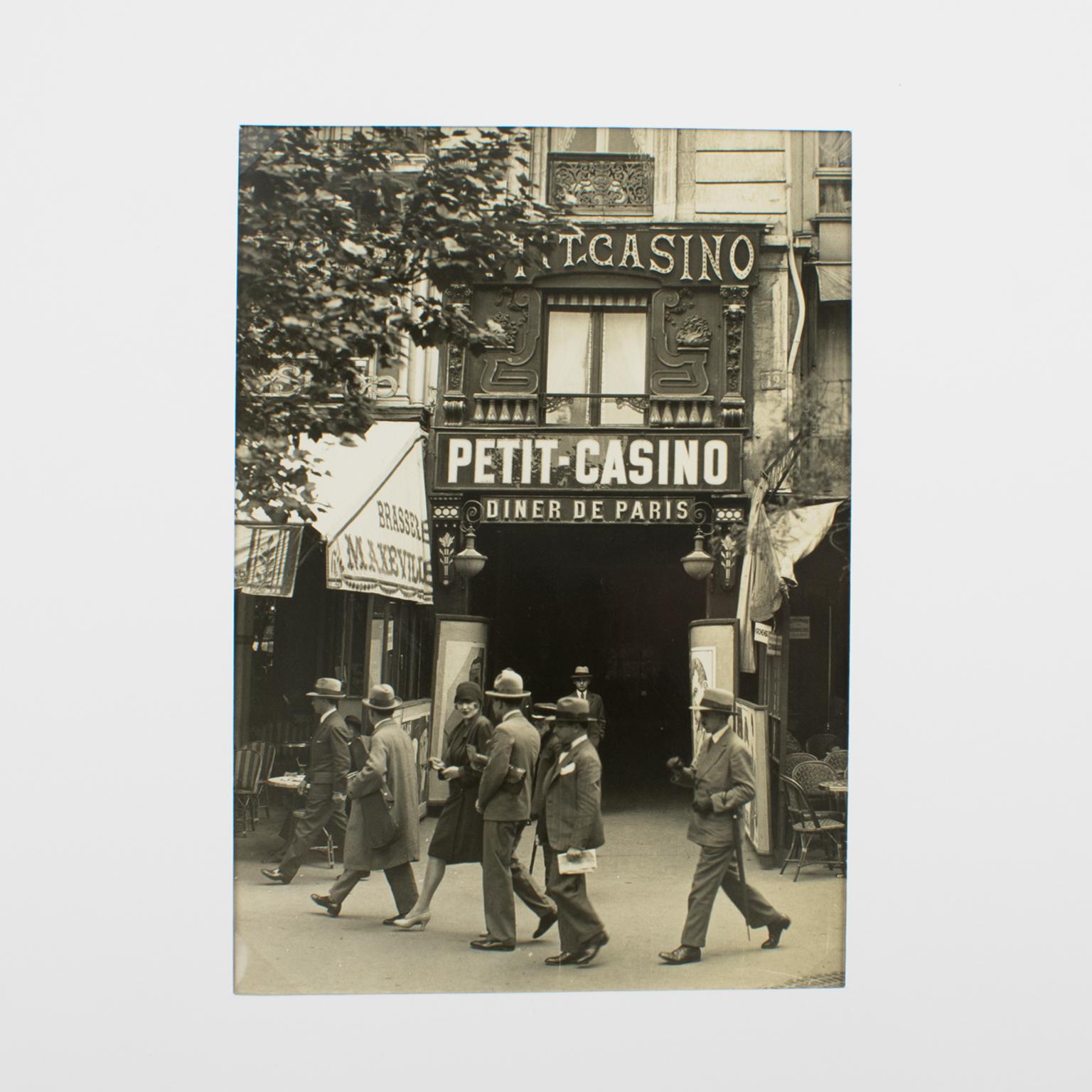 An original silver gelatin black and white photograph by Wide World Photos, Paris. A street view of Boulevard Montmartre in Paris, circa 1930.
Features:
Original Silver Gelatin Print Photograph Unframed.
Press Photograph.
Press Agency: Wide World