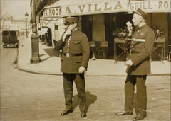 Polizisten in Paris, 1930, Silbergelatine-Schwarzweißfotografie