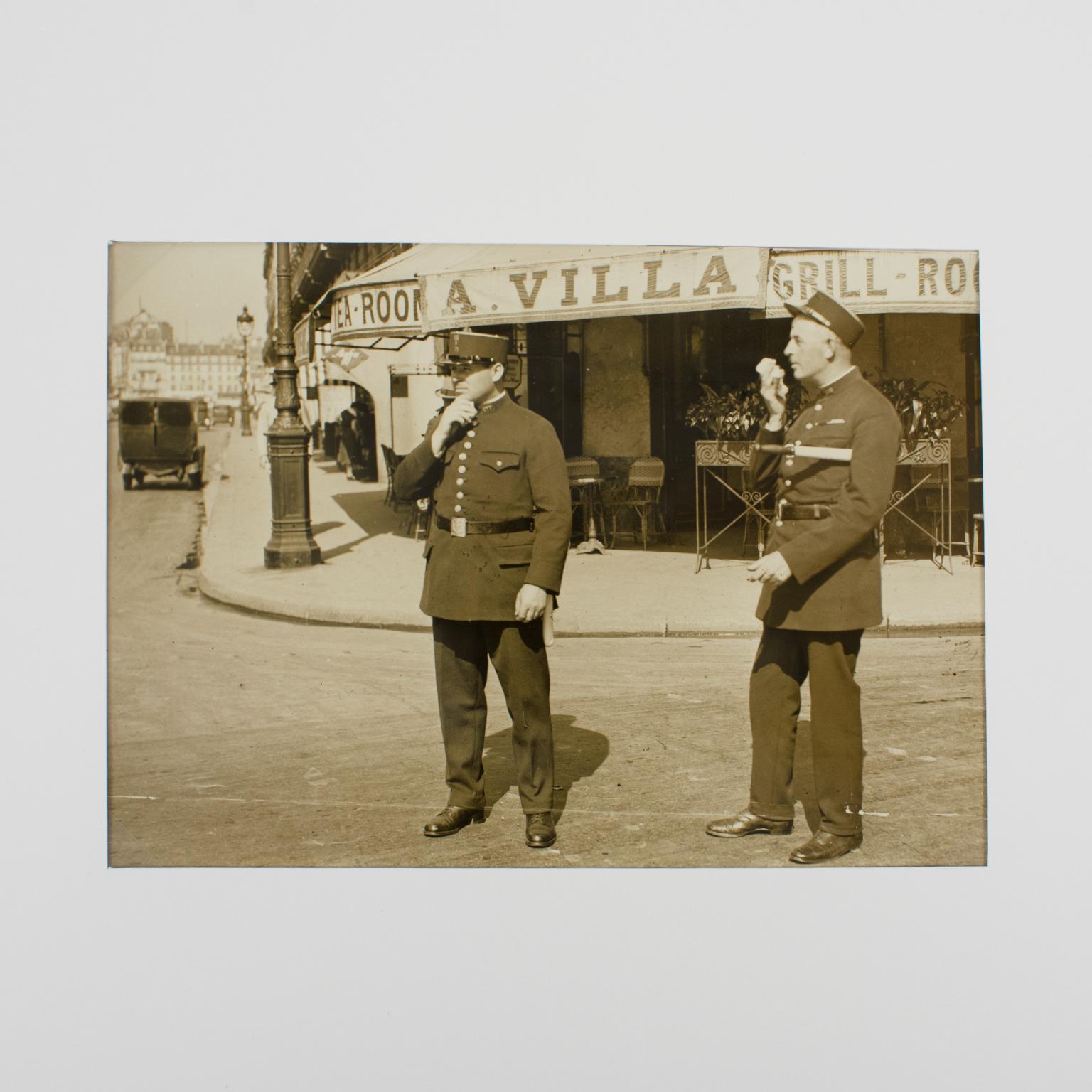 Polizisten in Paris um 1930, Silbergelatine Schwarzweißfotografie im Angebot 1