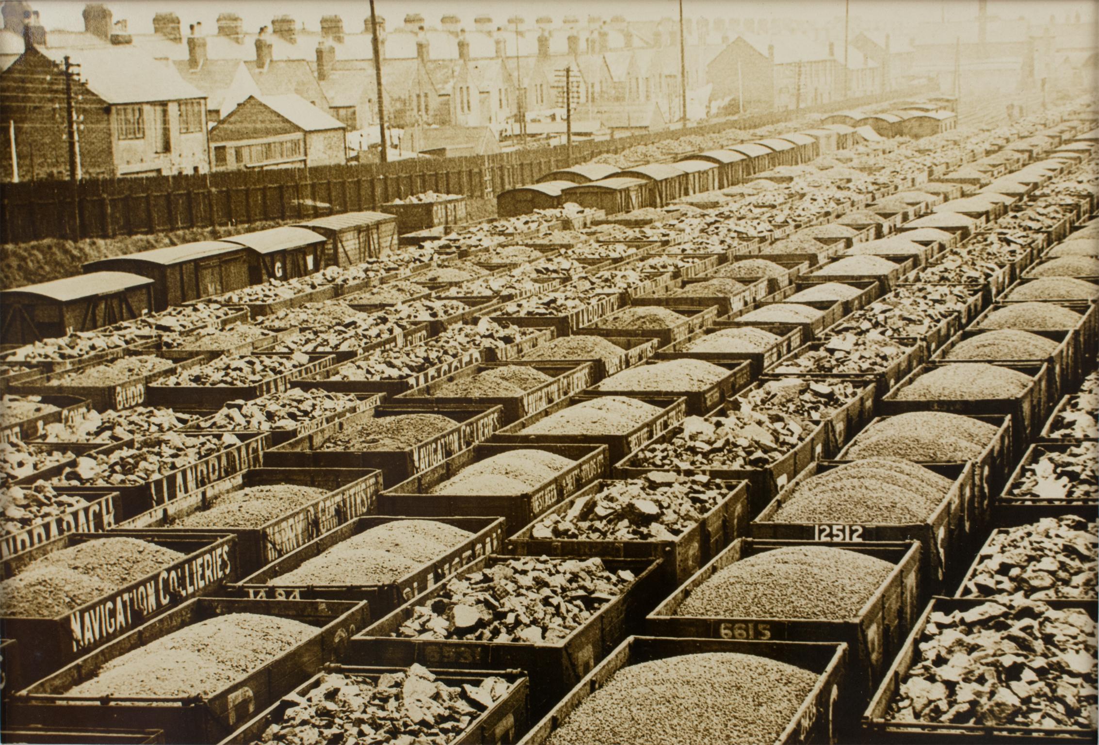 Eine Original-Silbergelatine-Schwarzweißfotografie von Wide World Photos - New York Times in Paris. Blick auf einen Güterbahnhof in Wales, England, um 1930. 
Merkmale:
Original Silber-Gelatine-Druck Fotografie ungerahmt.
Pressefoto.
Presse-Agentur: