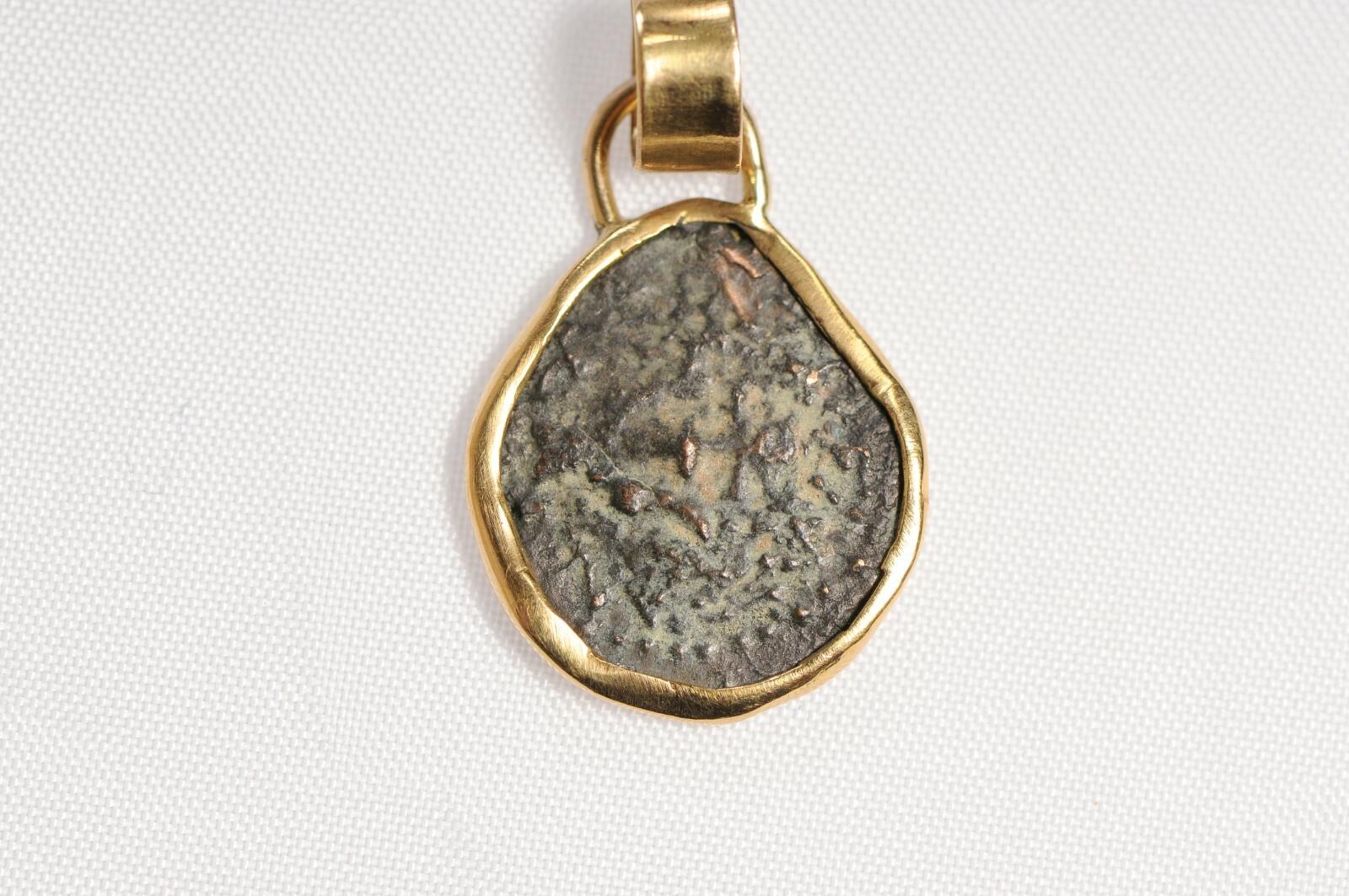 Widow Mite Coin Pendant in 18 Kt gold In Excellent Condition For Sale In Atlanta, GA