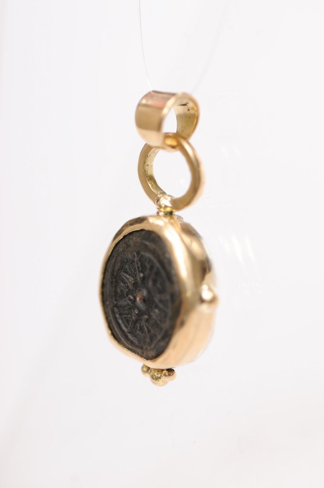 Pendentif Prutah [pièce] en forme de mite de veuve avec 18K en vente 1