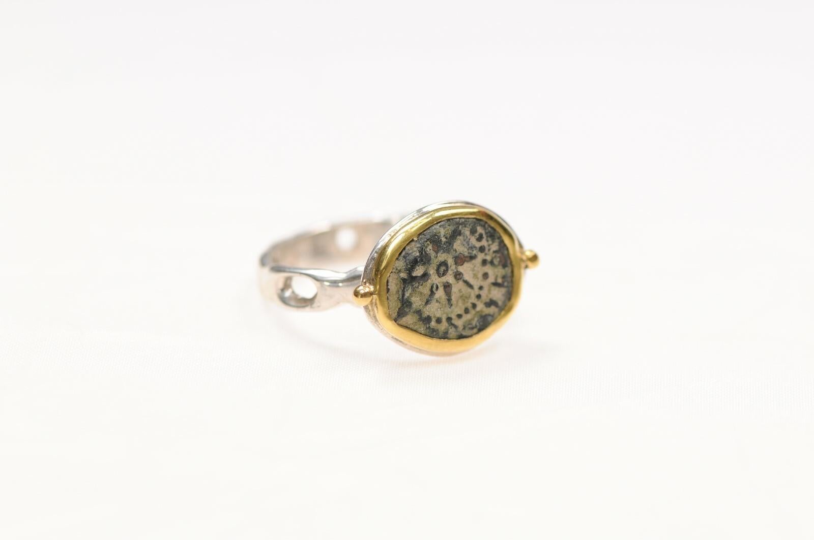 Anello Prutah [moneta] con acaro della vedova in argento sterling e oro 18 carati. Questa autentica moneta con l'acaro della vedova proviene dalla dinastia asmonea della Giudea nell'antica Gerusalemme, nel I secolo a.C.. Si tratta di una piccola