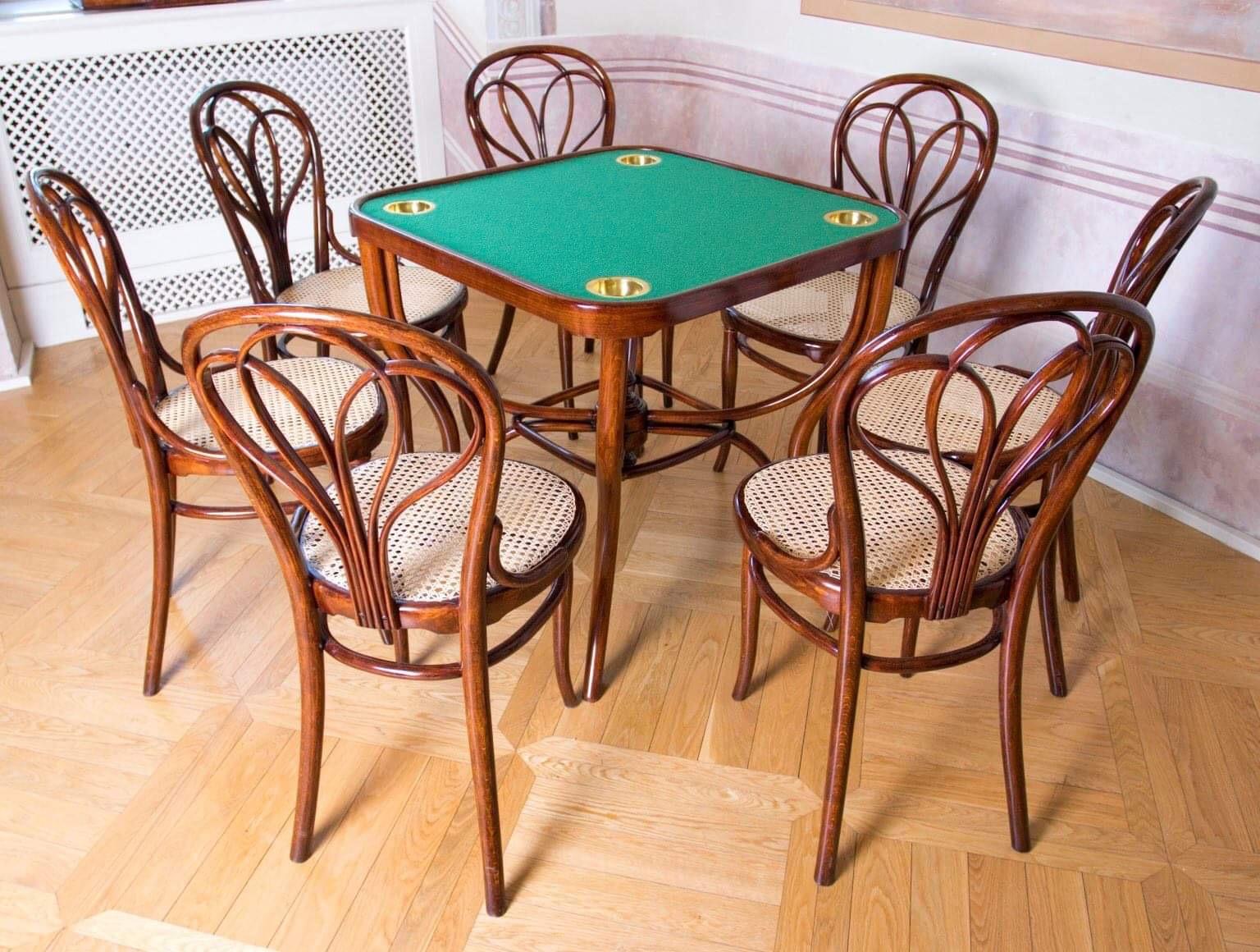 This Thonet card desk is complete restored, new felt and shellackpolitural. The fact that you can see on the pictures that there are two of them are two and the price is one piece.