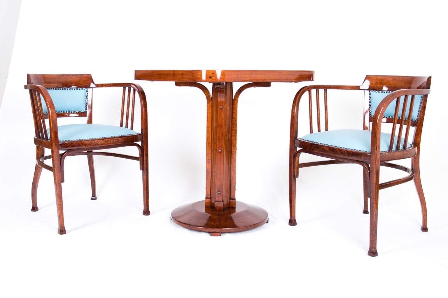 This beautiful design is attributable to Otto Wagner, which speaks for itself. The fantastic curved chairs with an Italian sea blue leather cover. This is accompanied by a table at least as beautiful. It was designed by the famous Ottó Wagner and