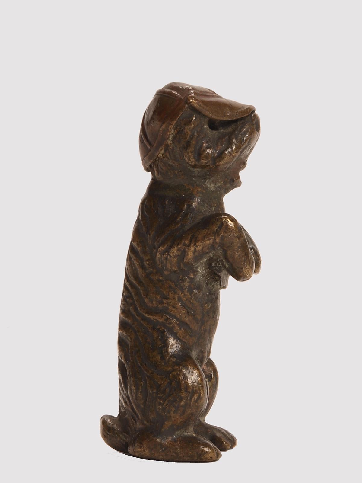 Bronze de Vienne représentant un chien Terrier debout, portant une casquette. Wien, Autriche, vers 1900.