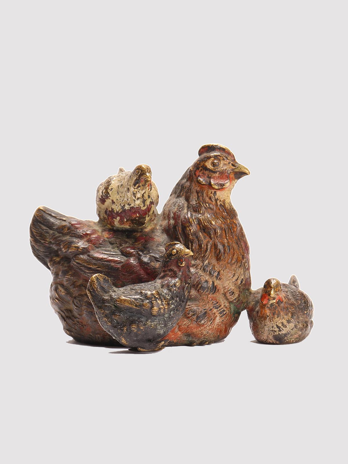 Bronze viennois représentant une poule avec des poussins. Le groupe est peint en différentes couleurs. Wien, Autriche, vers 1890.