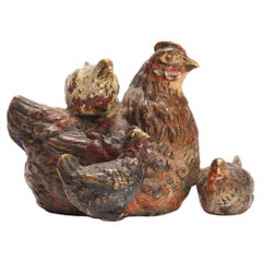 Wiener Bronze: eine Henne mit Hähnen, Österreich 1890.