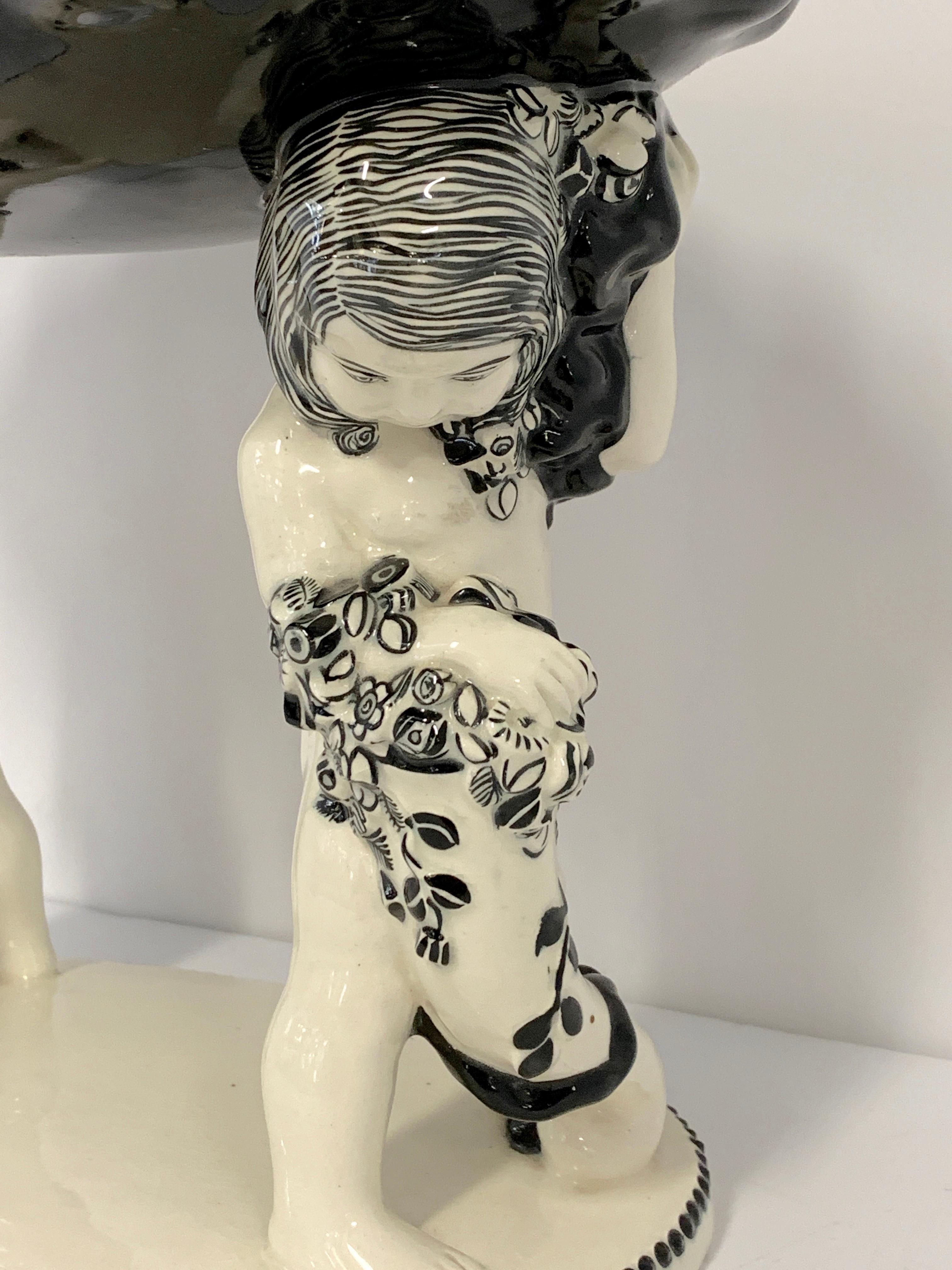 Wiener Keramik Werkstätte Mittelstück Putti im Zustand „Gut“ im Angebot in Palm Springs, CA