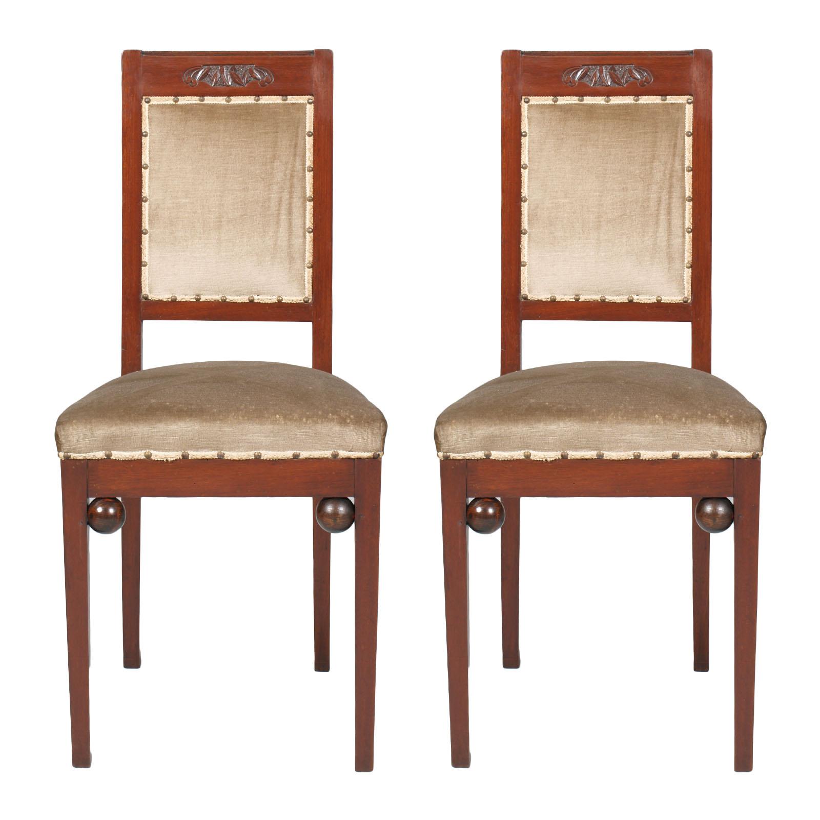 Early 20th century pair of Wiener Werkstätte Modernist chairs in walnut, original taupe velvet upholstery, still usable.


Measures cm: H100/50, W 45, D 45.