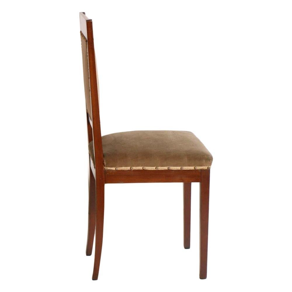 Modernistische Stühle der Wiener Werkstätte aus Nussbaumholz mit original taupefarbener Samtpolsterung (Art nouveau) im Angebot