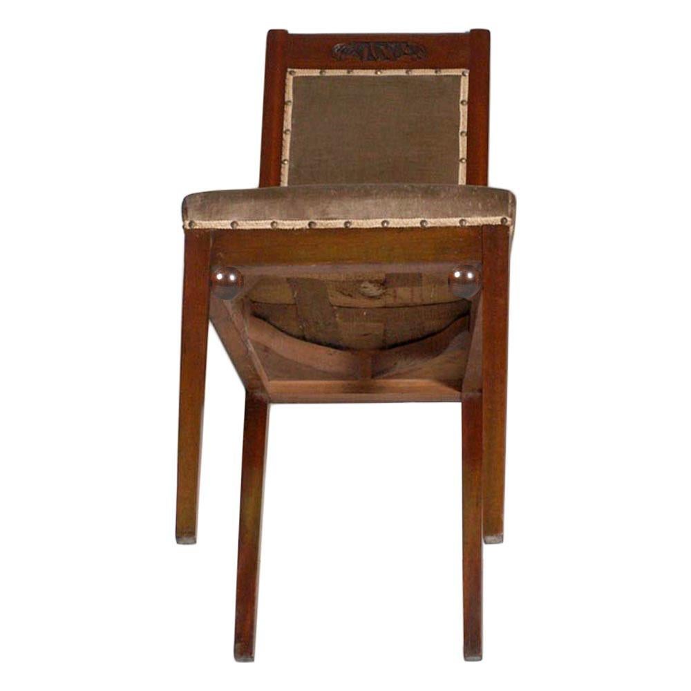 Modernistische Stühle der Wiener Werkstätte aus Nussbaumholz mit original taupefarbener Samtpolsterung (Österreichisch) im Angebot