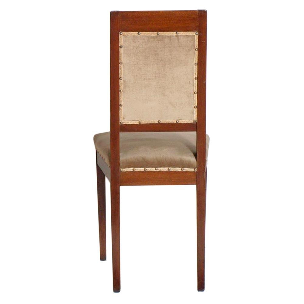 Modernistische Stühle der Wiener Werkstätte aus Nussbaumholz mit original taupefarbener Samtpolsterung (Geschnitzt) im Angebot