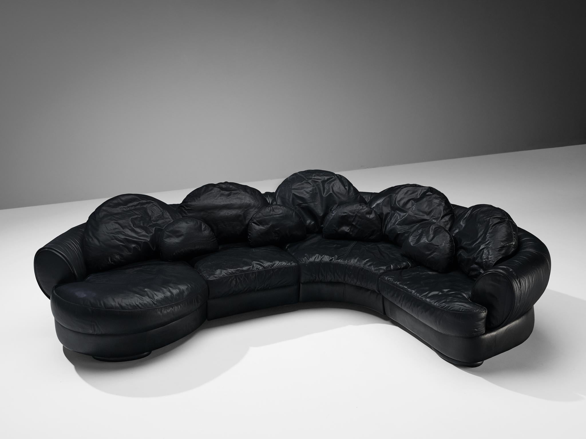 Zuschreibung Wiener Werkstätte, modulares Sofa, Leder, Österreich, 1980er Jahre

Dieses Sofa ist vollständig in schwarzem Leder ausgeführt, das zu einem einheitlichen Look beiträgt. Die Konstruktion besteht aus vier Elementen. Das Sofa hat einen