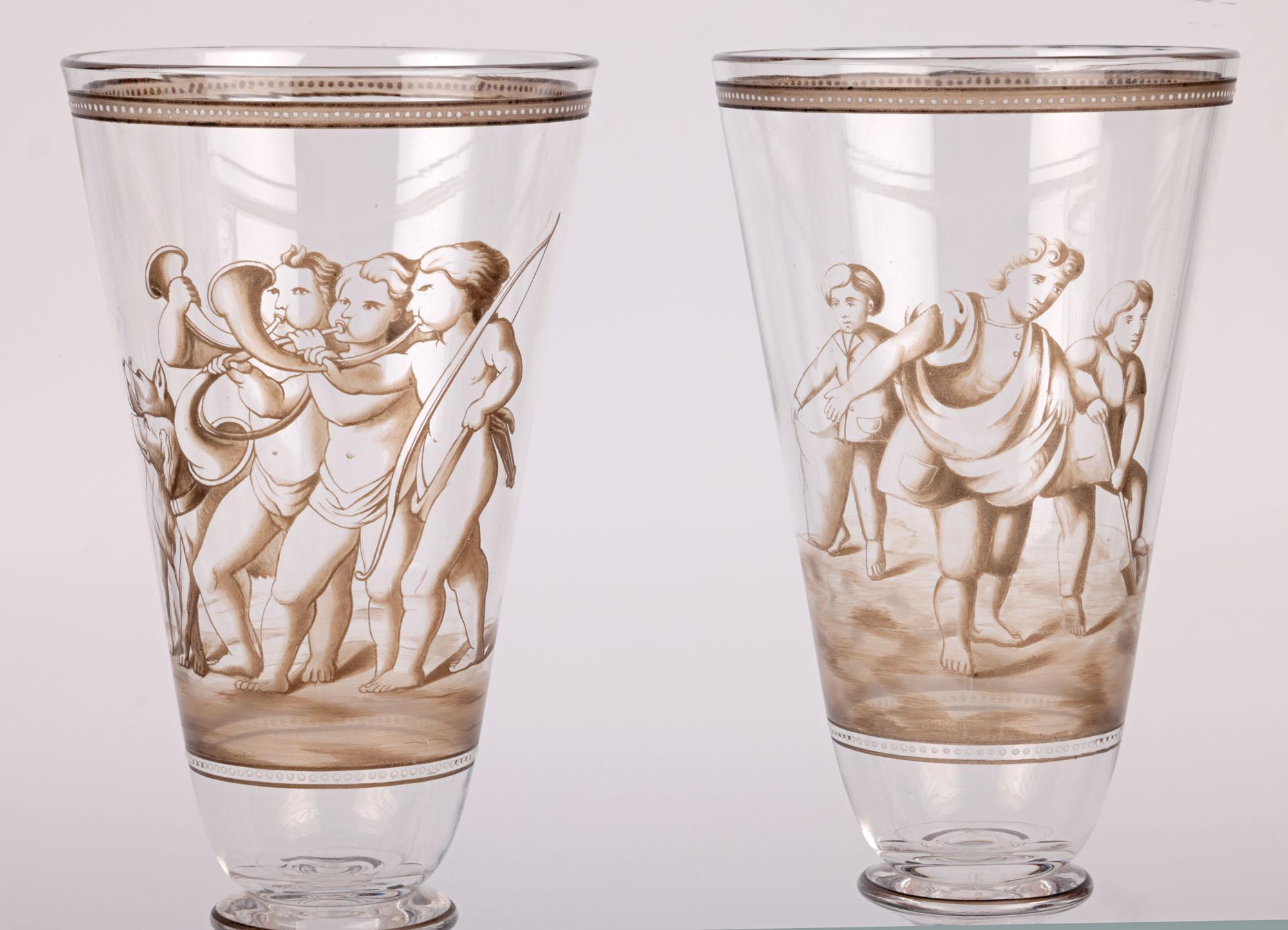 Une étonnante paire de gobelets en verre européens décorés d'un émaillage fin, attribués à Wiener Werkstatte et datant du début du 20e siècle. Les gobelets soufflés à la main reposent sur un pied piédestal rond et façonné, avec un rebord rabattu,