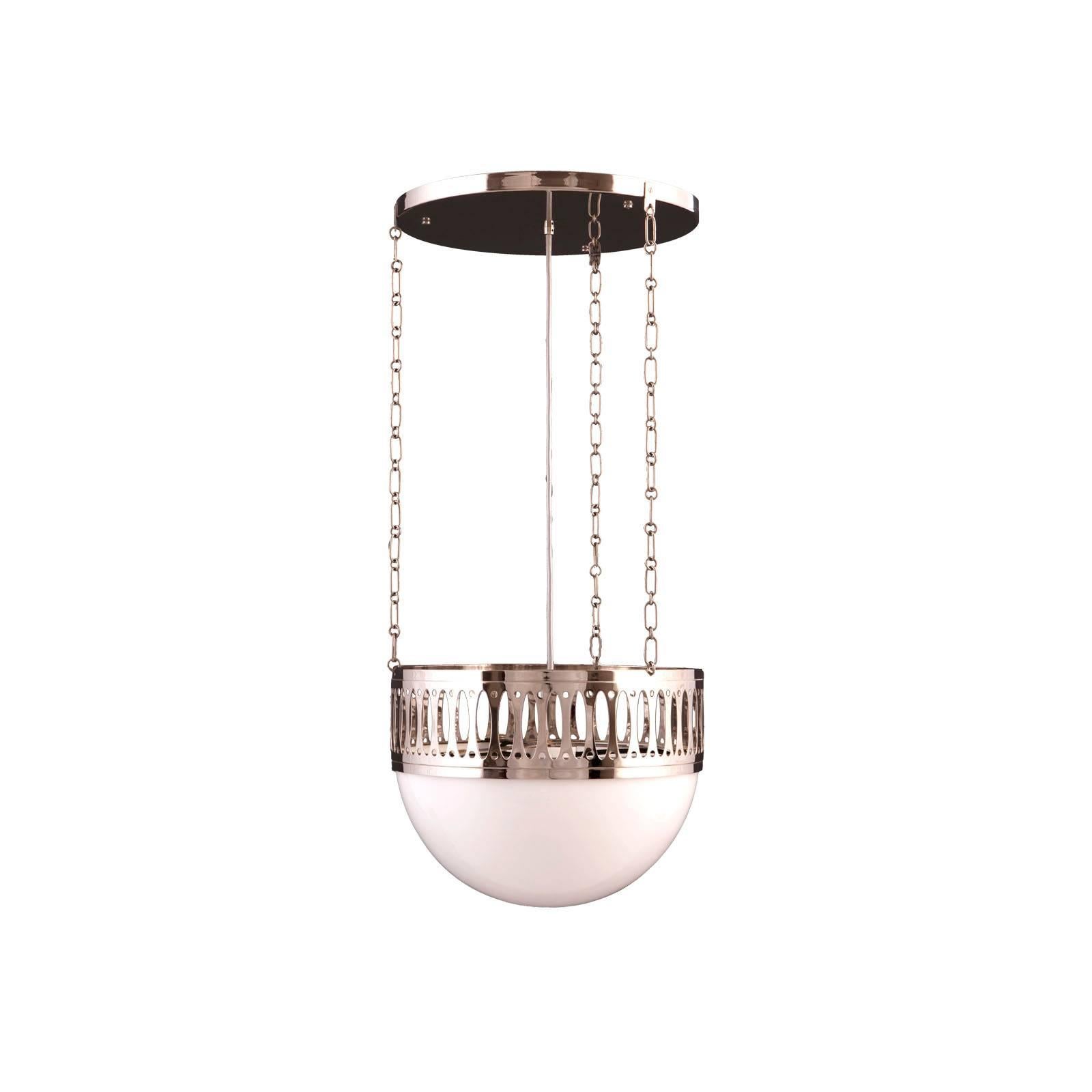 Un superbo esempio di stile viennese dei primi anni del XX secolo.
vetro opalino, soffiato a mano. Tieni presente che la lunghezza della lampada è personalizzata!
Disponibile in diverse dimensioni: Ø 35 o 50 cm. 
Originariamente prodotto presso la