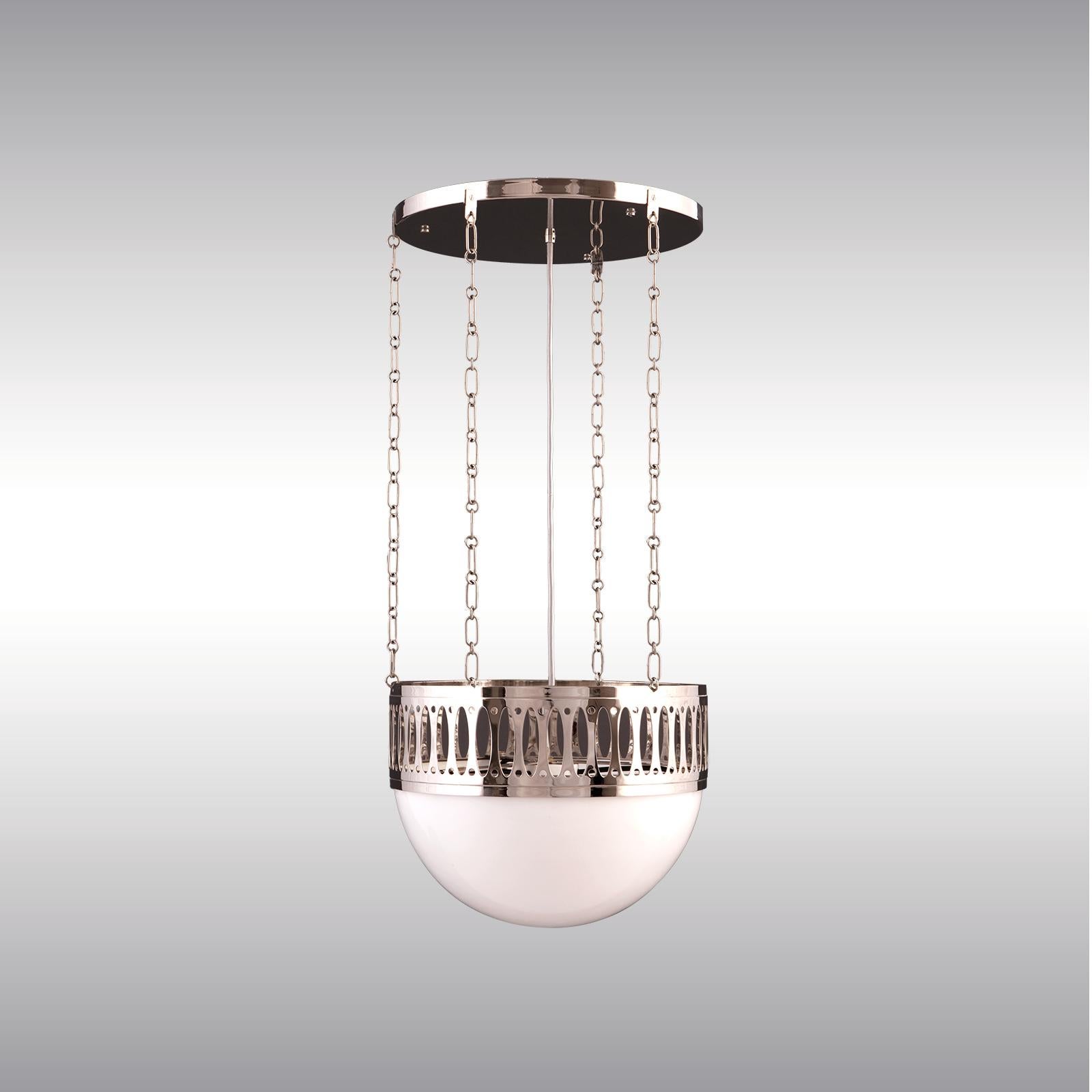 Jugendstil Chandlier Wiener Werkstätte in ottone e vetro opalino, Riedizione in vendita
