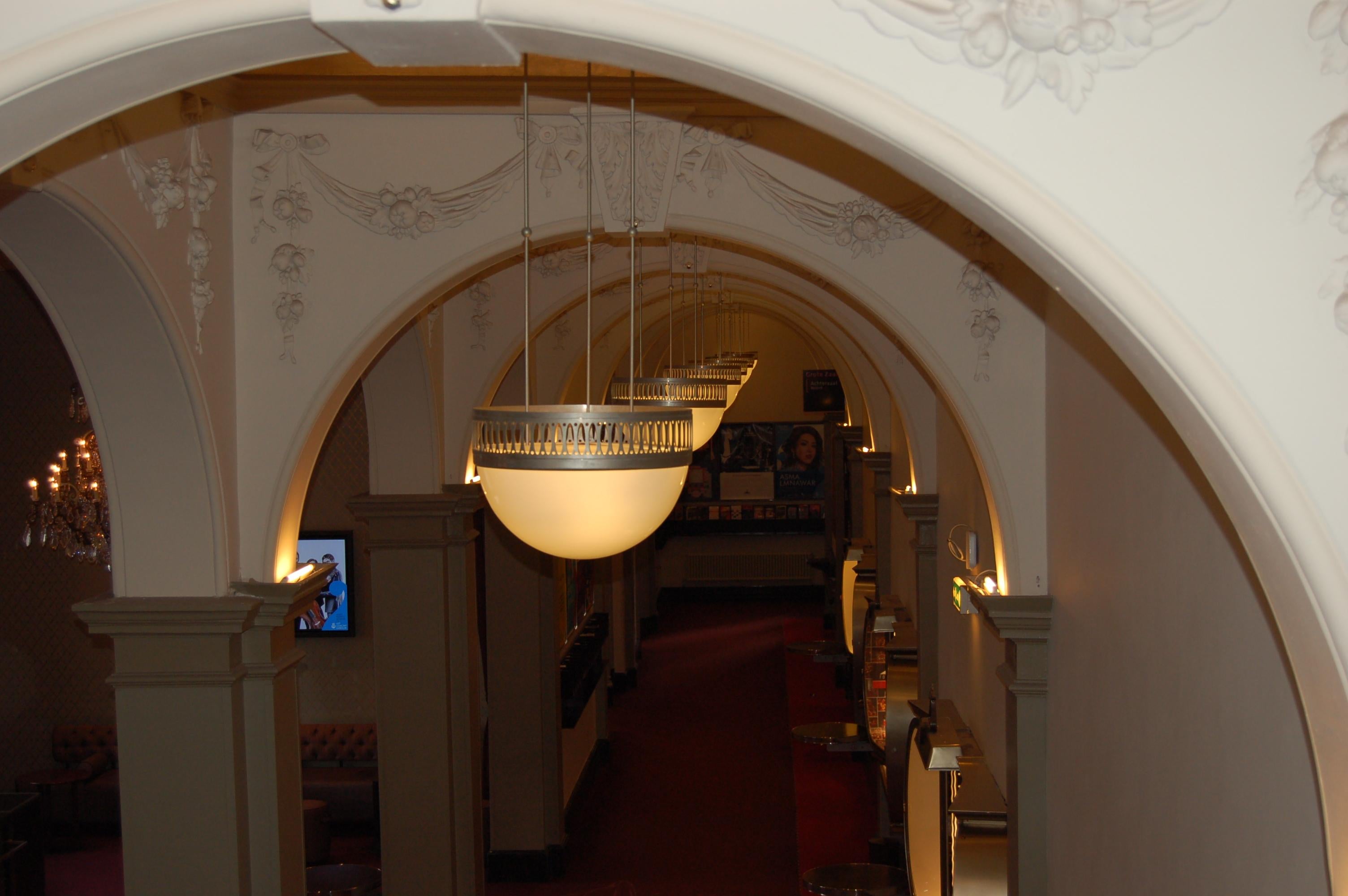 Chandlier Wiener Werkstätte in ottone e vetro opalino, Riedizione In condizioni Nuovo in vendita a Vienna, AT