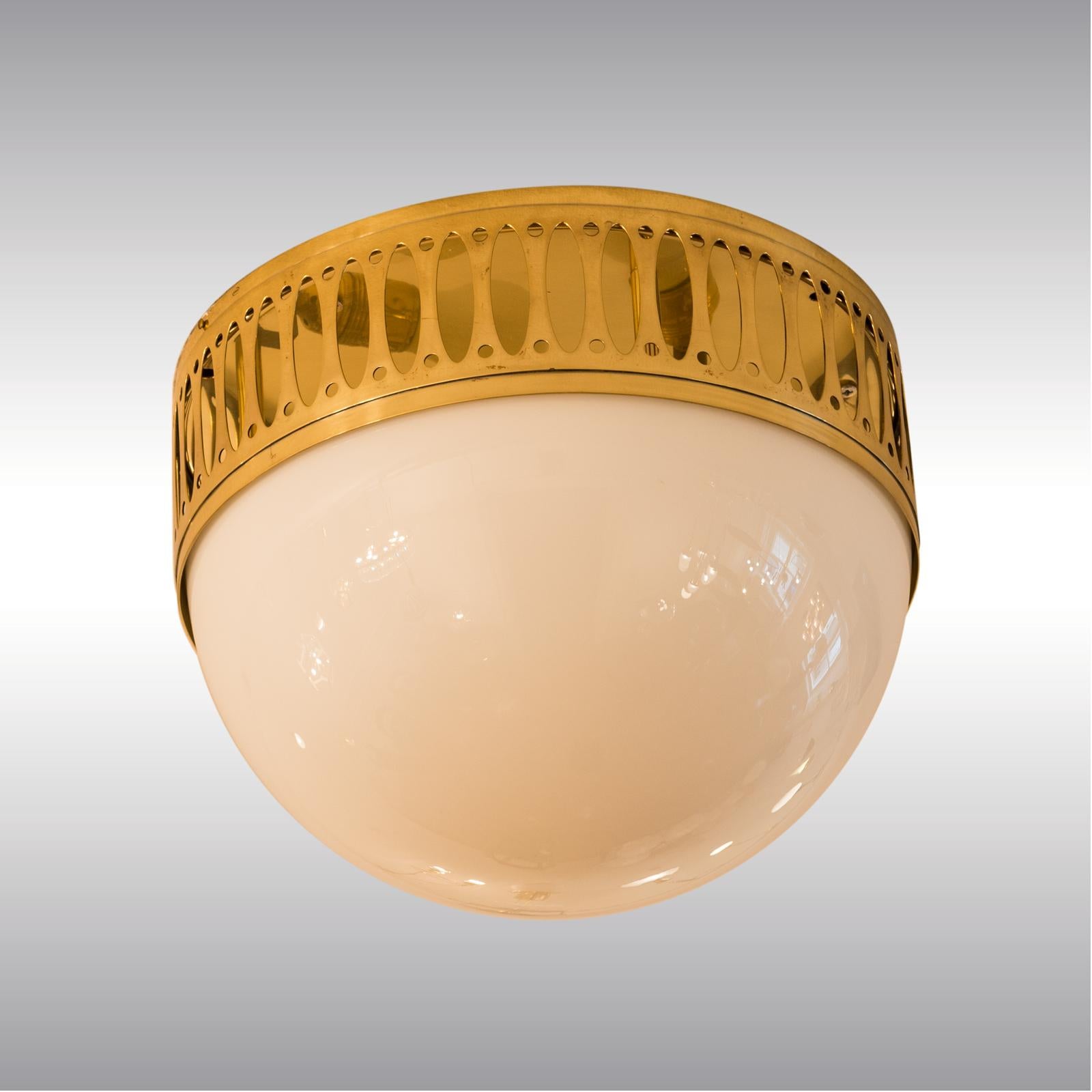 Wiener Werkstätte Jugendstil Sezession Messing/Opaline Gl. Wandleuchte/Flush Mount (21. Jahrhundert und zeitgenössisch) im Angebot