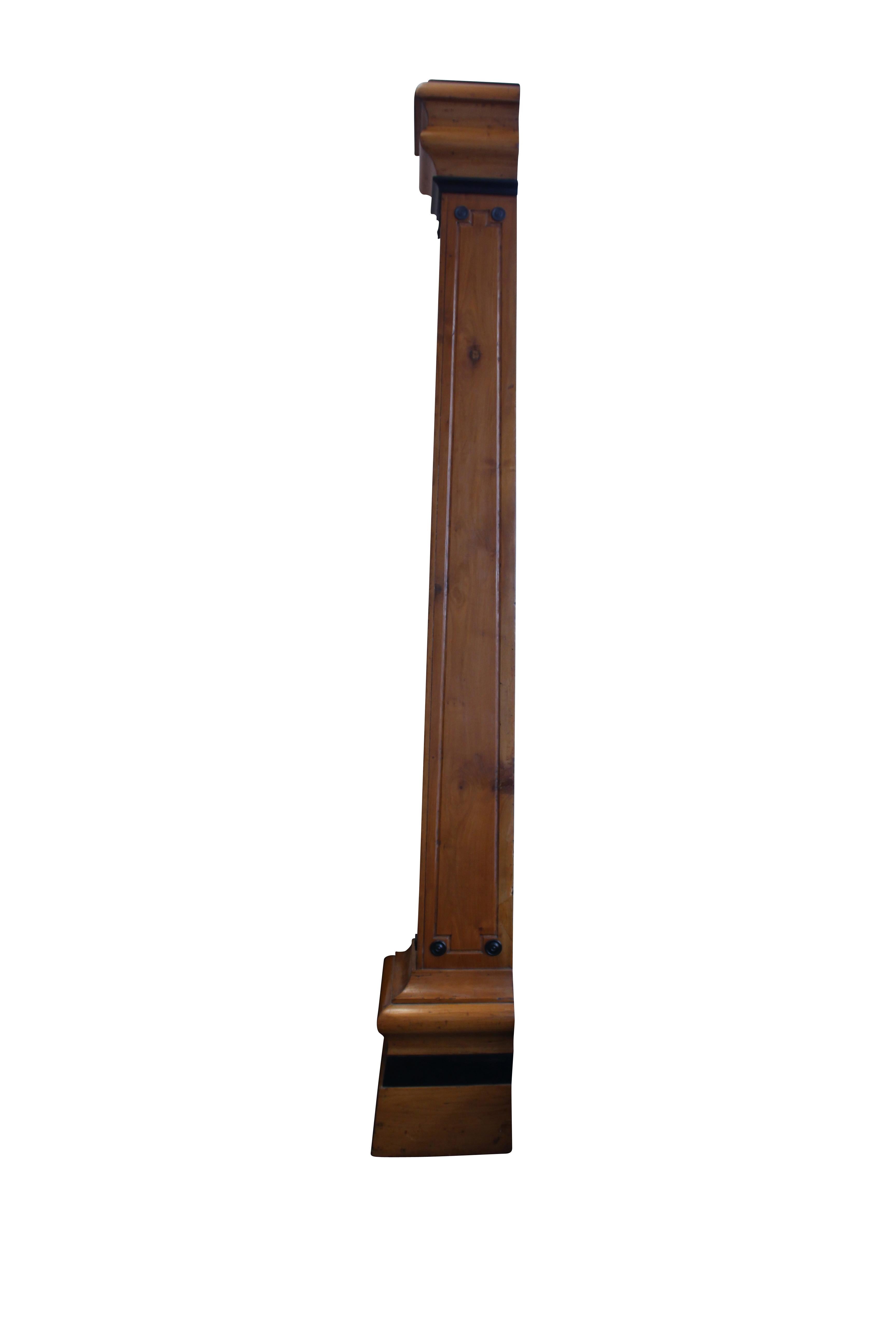 Wiener Werkstätte, neoclassical half column,
Natural and rechampi pine, 
The barrel decorated with moldings,
circa 1900, Austria. 

Measures: Height 178,5 cm, length 30,5 cm, depth 23 cm.