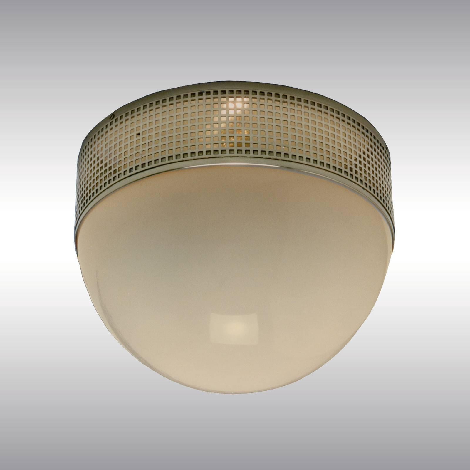 Sehr elegante bündige Deckenleuchte, das Licht tritt aus und erzeugt ein wunderschönes Muster an der Decke. Diese Leuchte ist auch in einer größeren Version erhältlich: 50 cm (19,69 inch). 

Alle Komponenten entsprechen den UL-Vorschriften, gegen