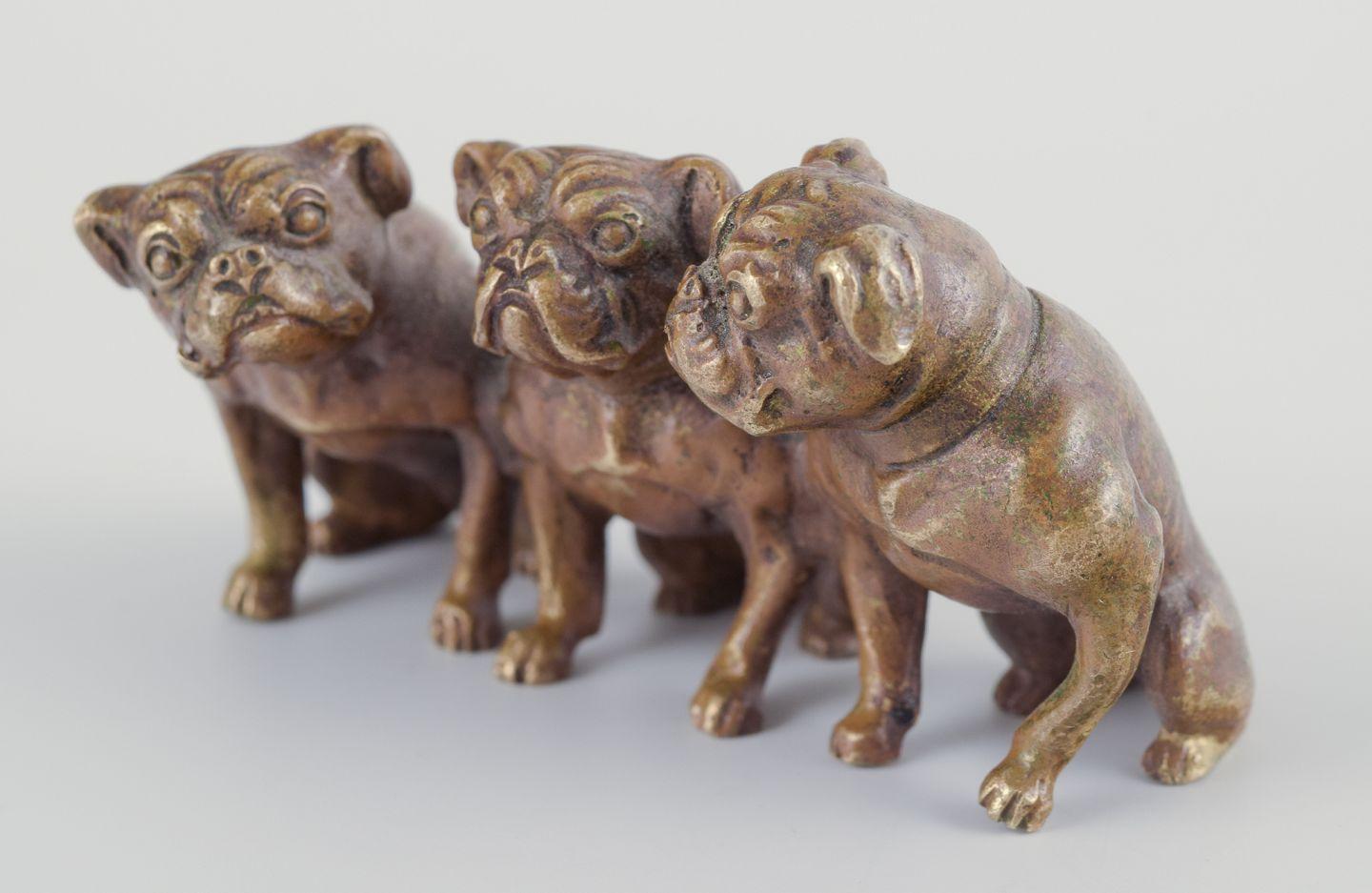 Art Déco Wienerbronze, Austria. Scultura in miniatura Art Deco di tre bulldog inglesi. in vendita
