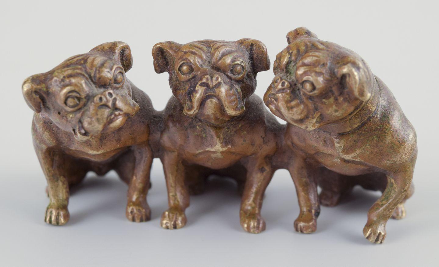Austriaco Wienerbronze, Austria. Scultura in miniatura Art Deco di tre bulldog inglesi. in vendita