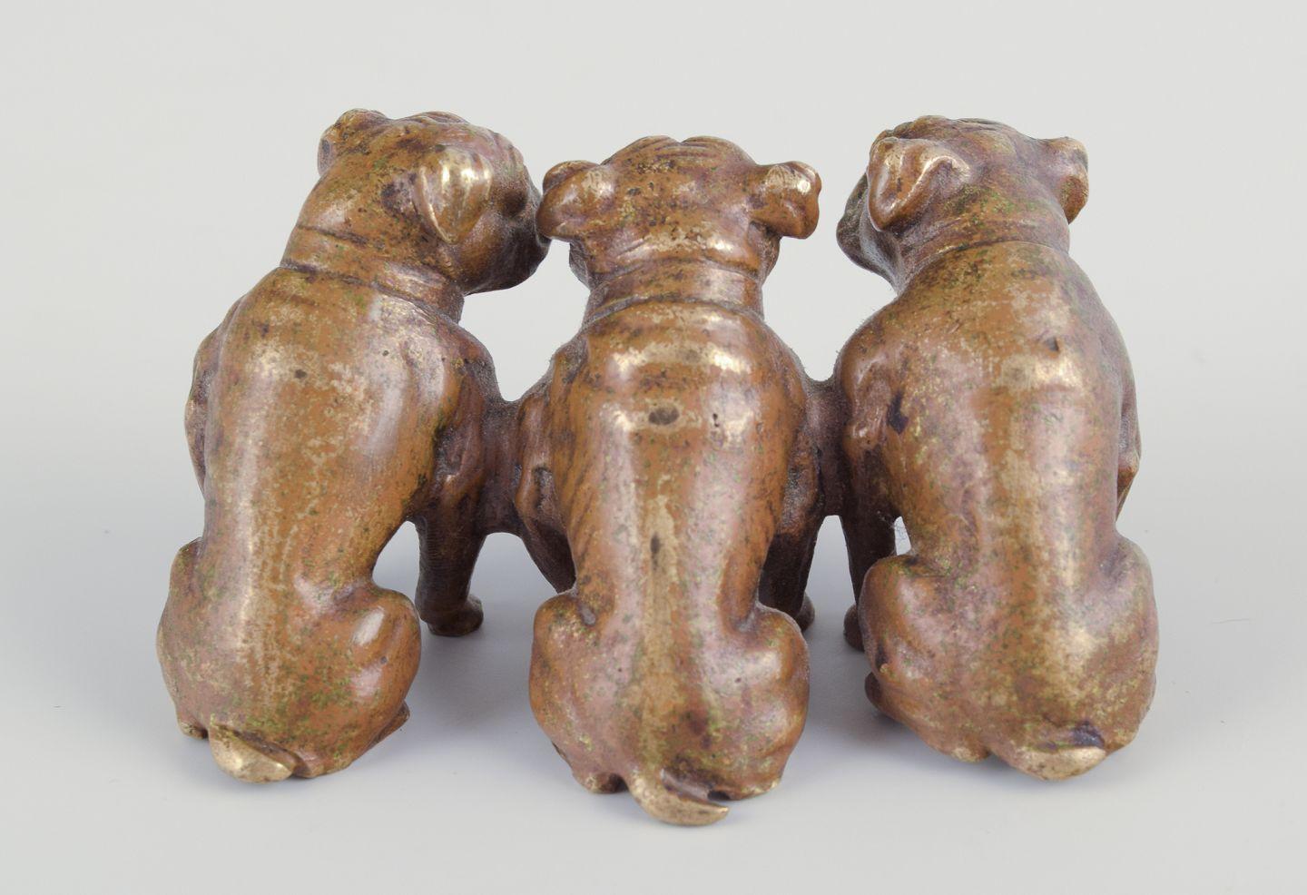 Wienerbronze, Austria. Scultura in miniatura Art Deco di tre bulldog inglesi. In condizioni ottime in vendita a København, Copenhagen