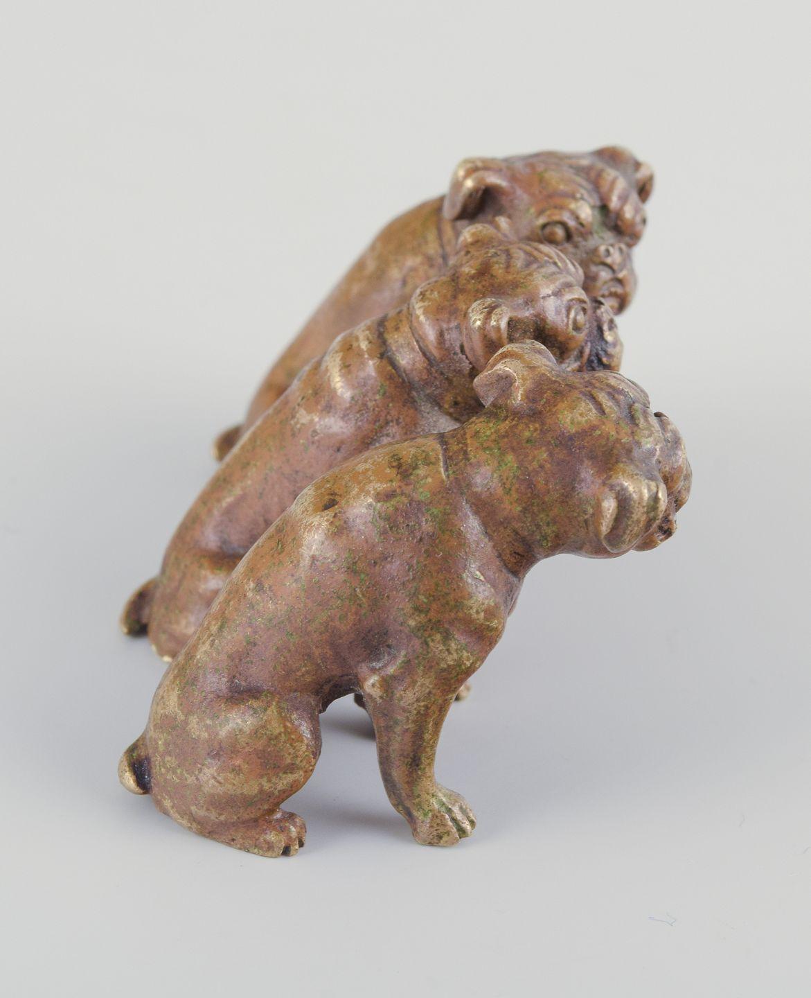 Metà XX secolo Wienerbronze, Austria. Scultura in miniatura Art Deco di tre bulldog inglesi. in vendita