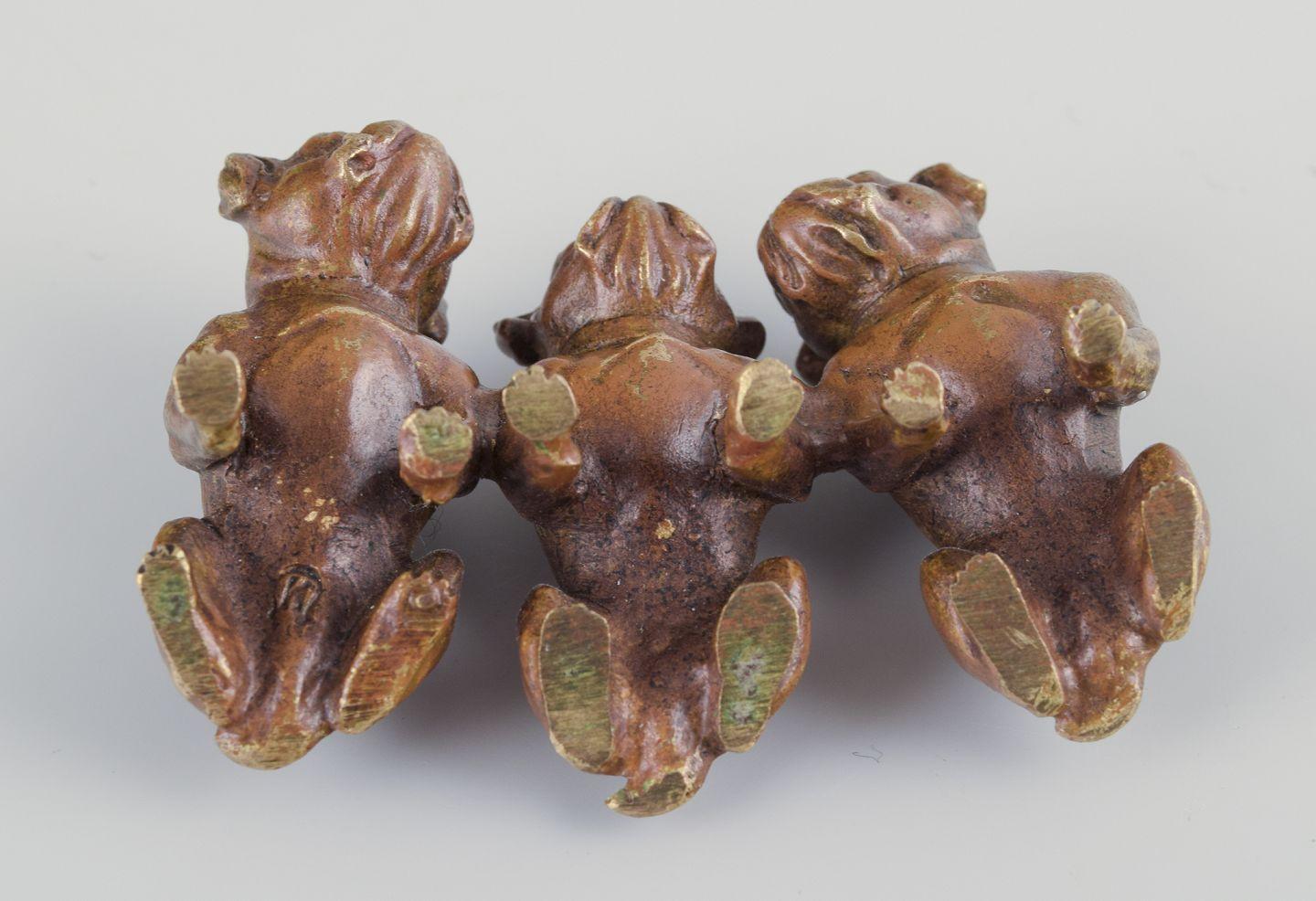 Bronzo Wienerbronze, Austria. Scultura in miniatura Art Deco di tre bulldog inglesi. in vendita