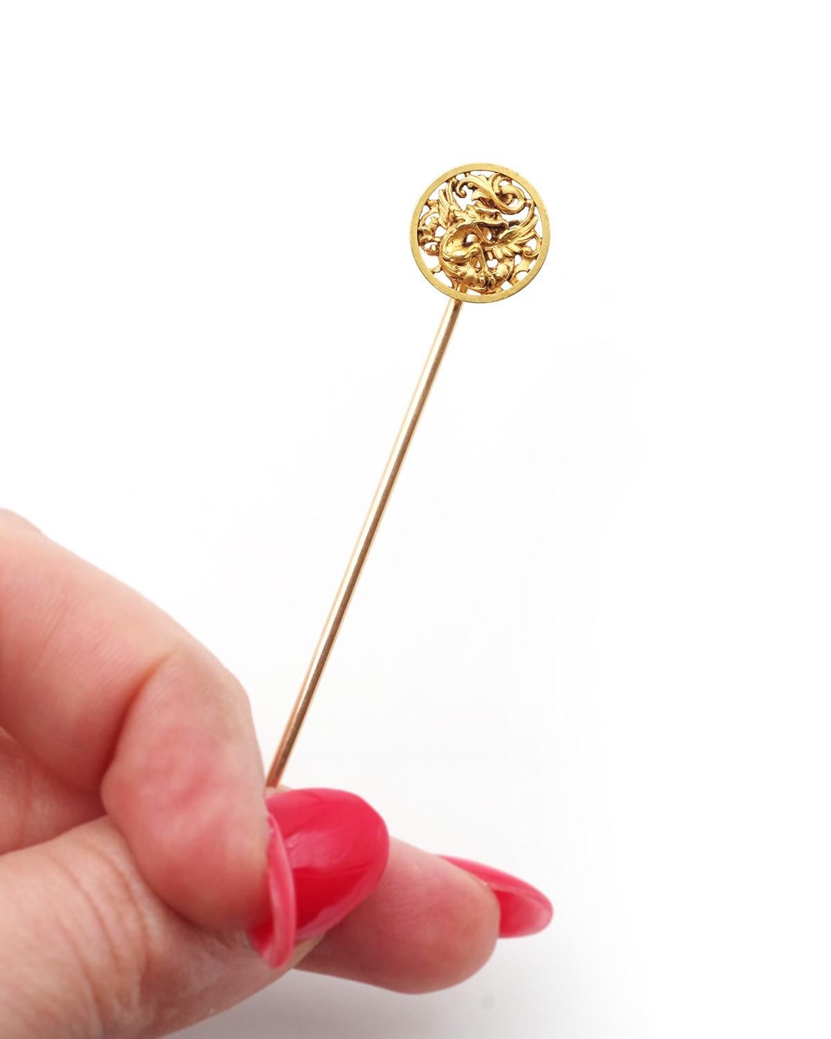 Alfiler Wiese Quimera de oro amarillo de 18 quilates. Precioso alfiler de corbata de estilo neogótico medieval, con un motivo circular que representa una quimera en redondo, dentro de un círculo dorado. Alfiler antiguo, circa 1890, firmado