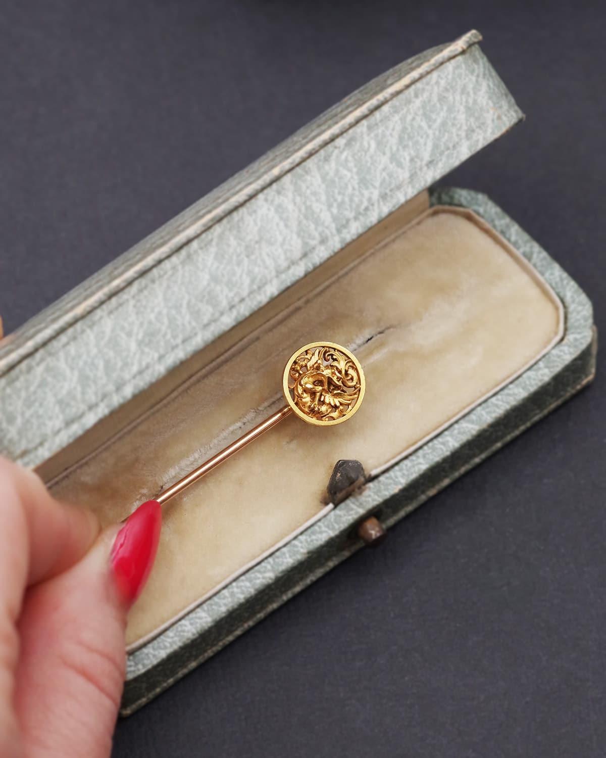 Alfiler Wiese Quimera de oro de 18 quilates, alfiler de corbata de renacimiento gótico, firmado por Louis Wiese en Bueno estado para la venta en PARIS, FR