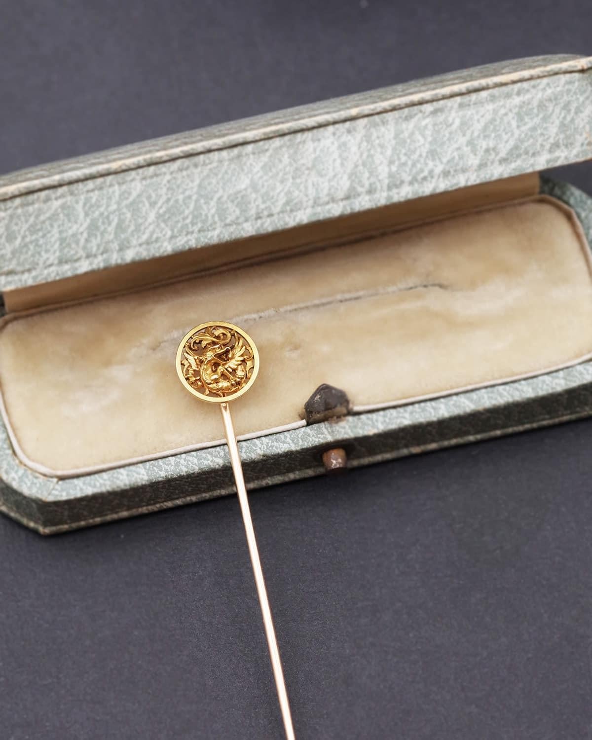Alfiler Wiese Quimera de oro de 18 quilates, alfiler de corbata de renacimiento gótico, firmado por Louis Wiese en venta 1