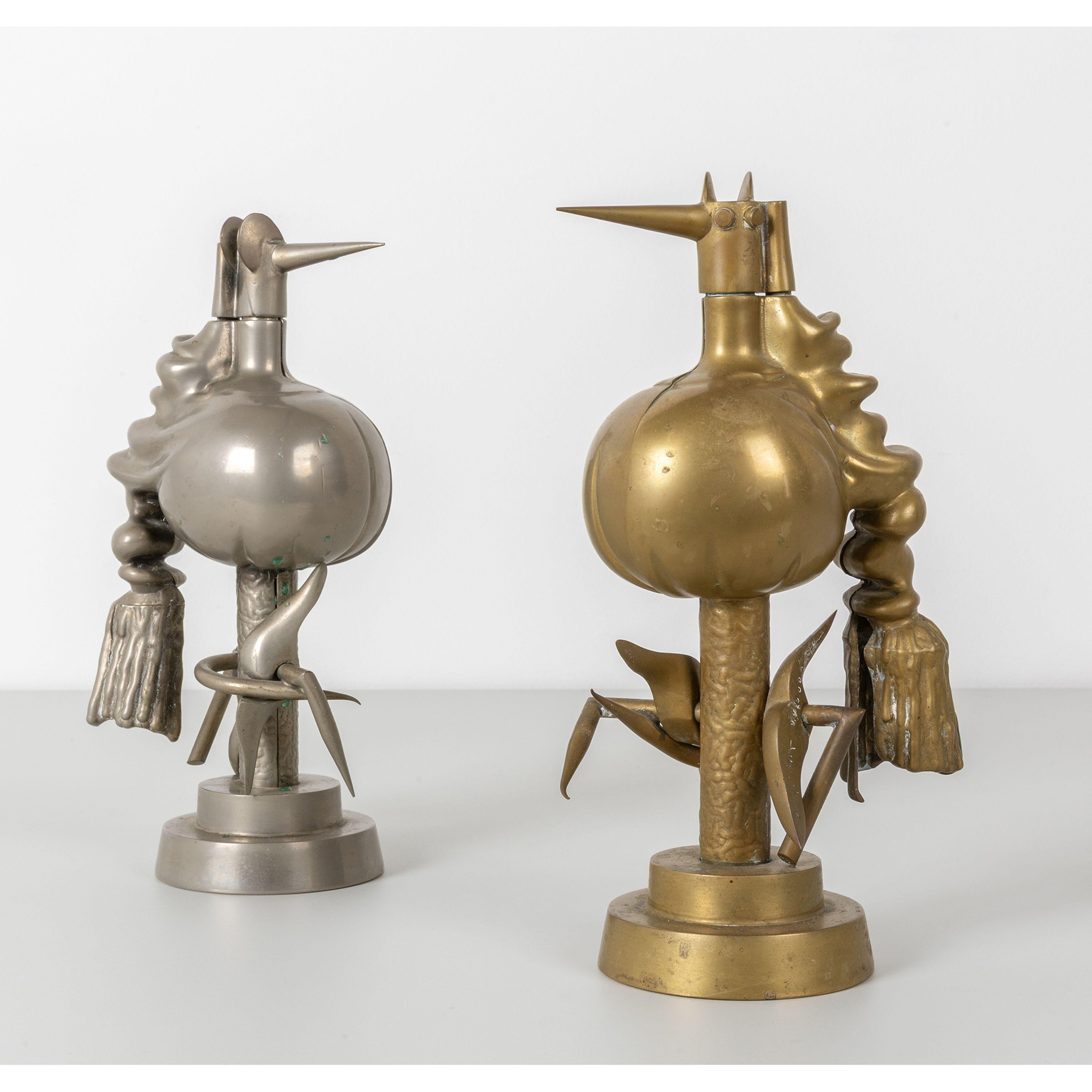Due sculture multiple in edizione limitata (ottone e ottone cromato)
Edizione limitata di 500 copie
Entrambe con firma incisa e numerate 99/500A e 99/500B
Dimensioni della scultura: 10 1/2 x 5 x 7 pollici (26,7 x 12,7 x 17,8 cm)
Condizioni molto
