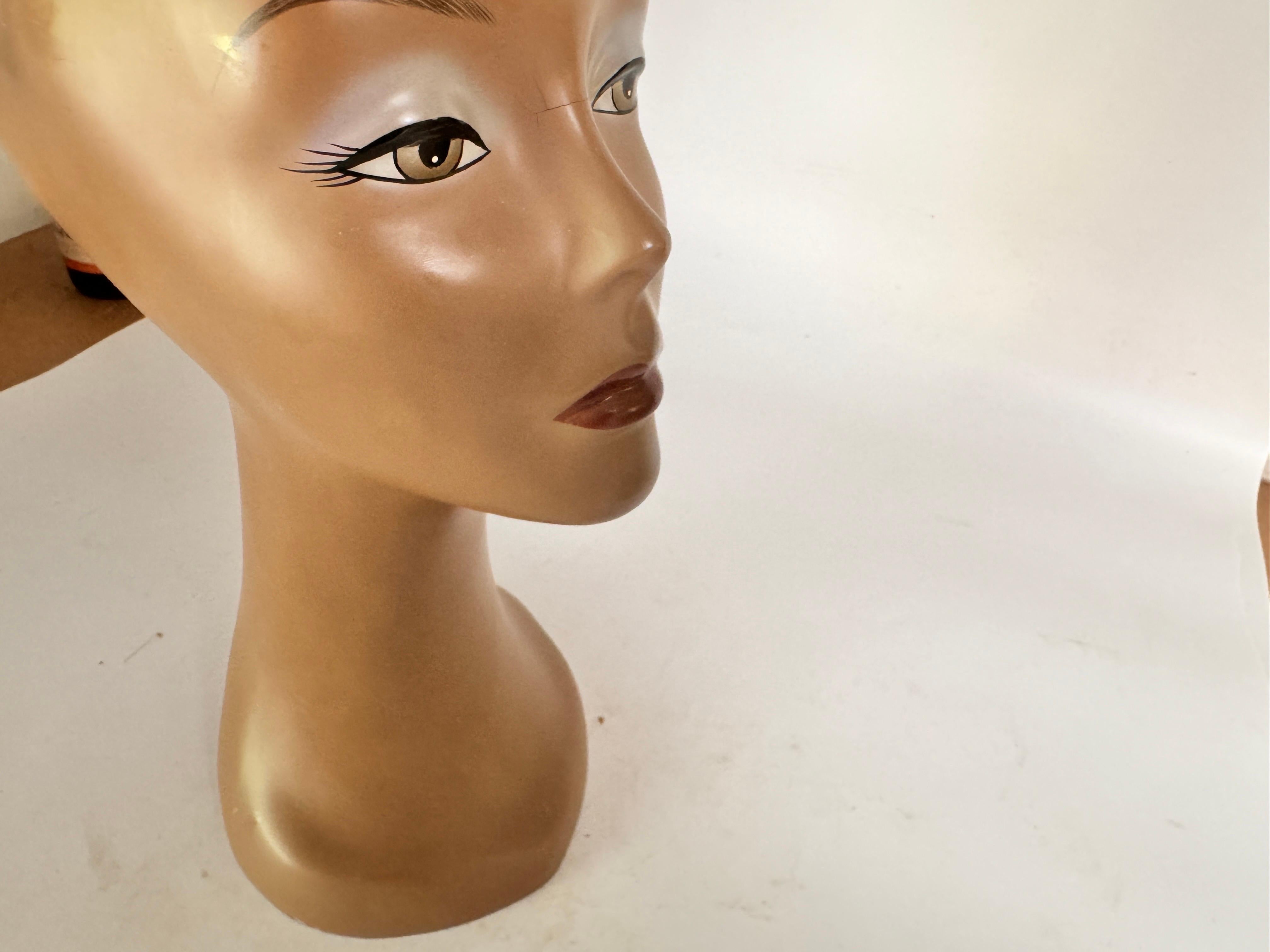 Peint à la main Porte-perruque ou porte-chapeau 1970 Vintage, Sculpture Visage Femme Tête France, Marron en vente