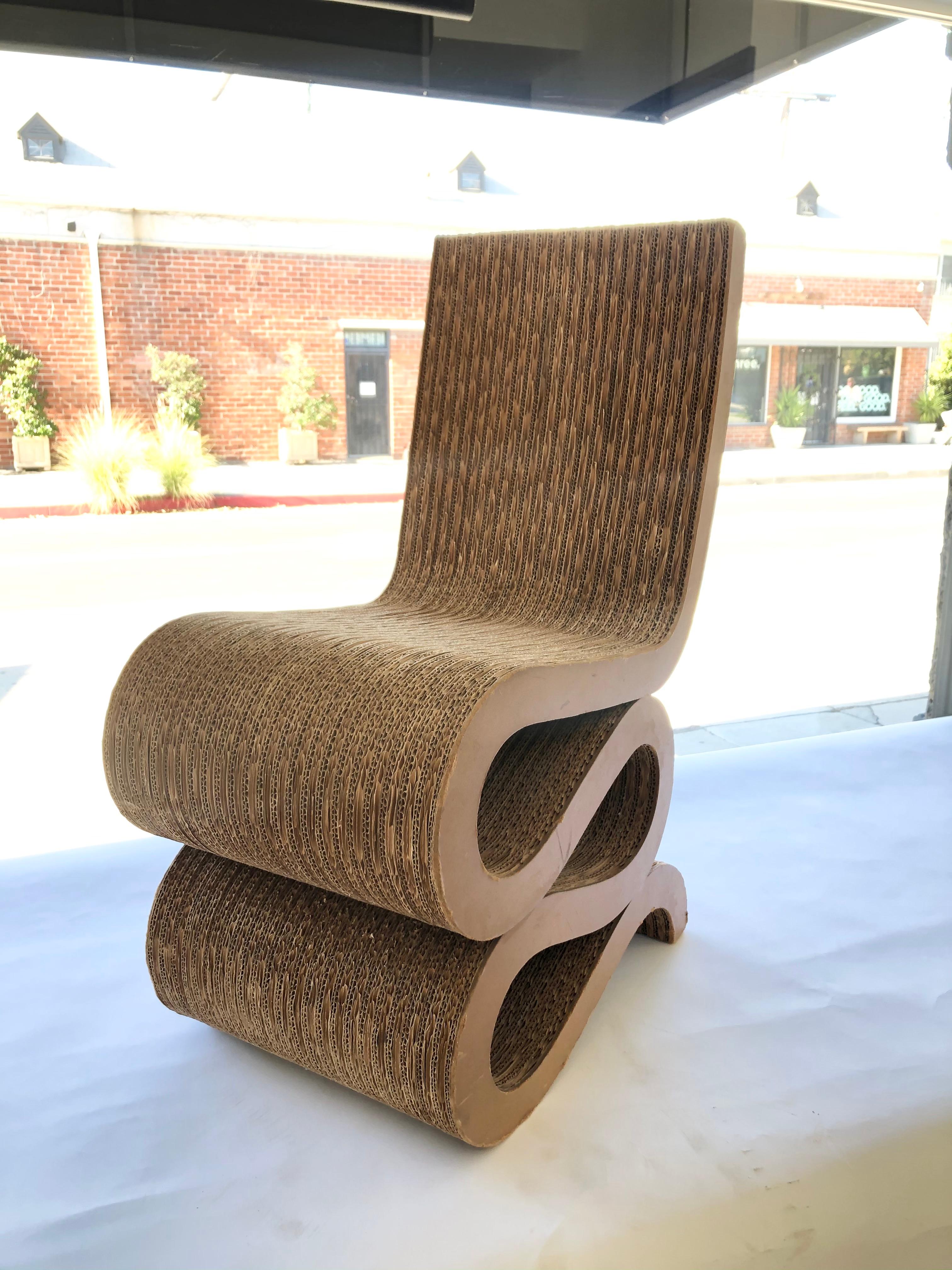 Iconic cardboard wiggle chair by Frank O. Gehry, 1972 in great condition.