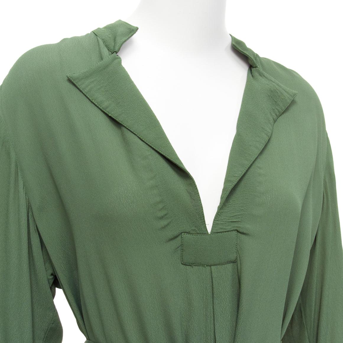 WIGGY KIT robe midi ceinturée à encolure en V en viscose vert forêt S.I.I.S.
Référence : JACG/A00160
Marque : Wiggy Kit
Matériau : Viscose
Couleur : Vert
Motif : Solide
Fermeture : ceinture

CONDITION :
Condition : Bon, cet article est un article