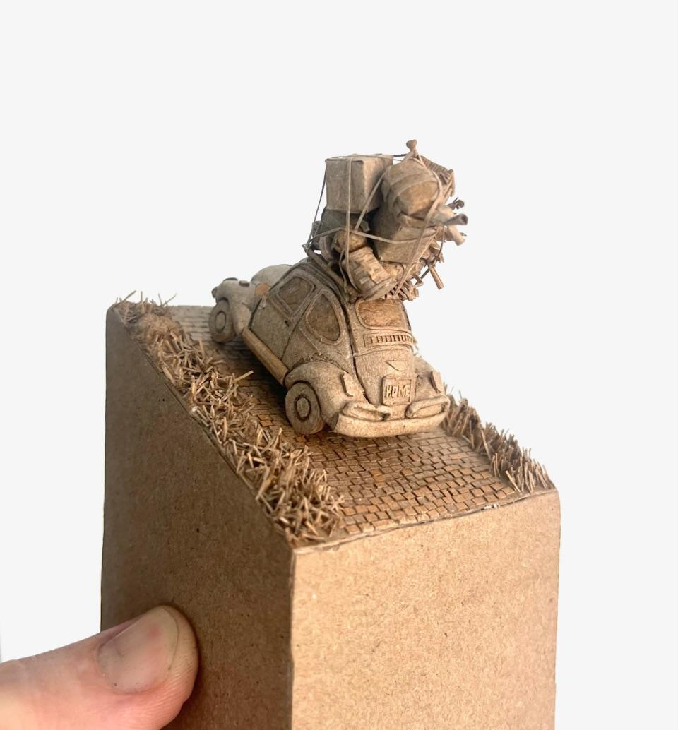 Wijnand Driessen Figurative Sculpture - New Horizon - 21st Century Contemporary Realistic Cardboard Sculpture