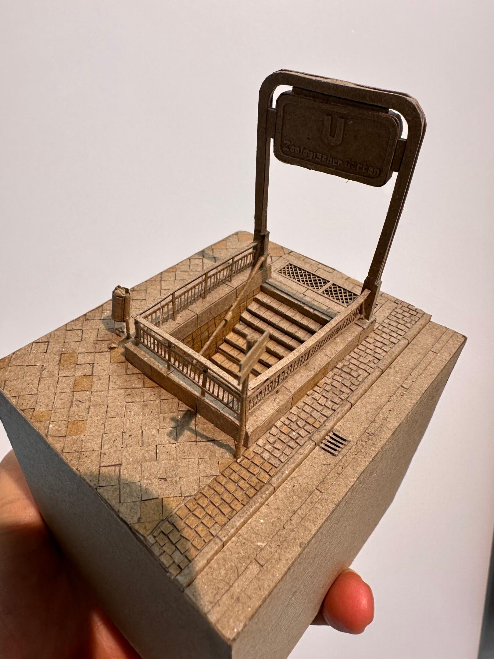 Wijnand Driessen Figurative Sculpture - Zoo, Station - 21st Century Contemporary Realistic City Scape Sculpture