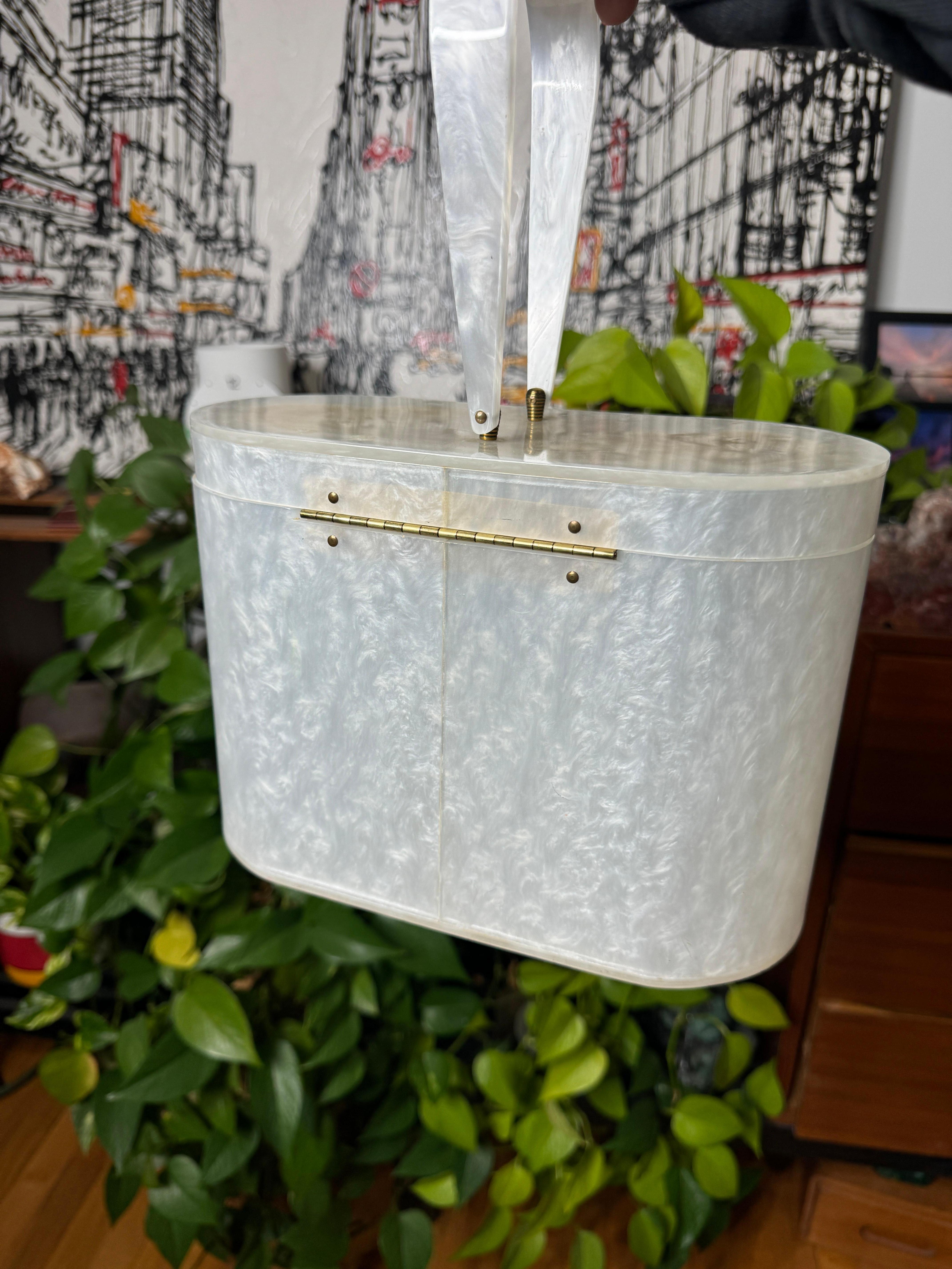 Sac Wilardy Dooner en marbre blanc Lucite - Pièce de livre en vente 5
