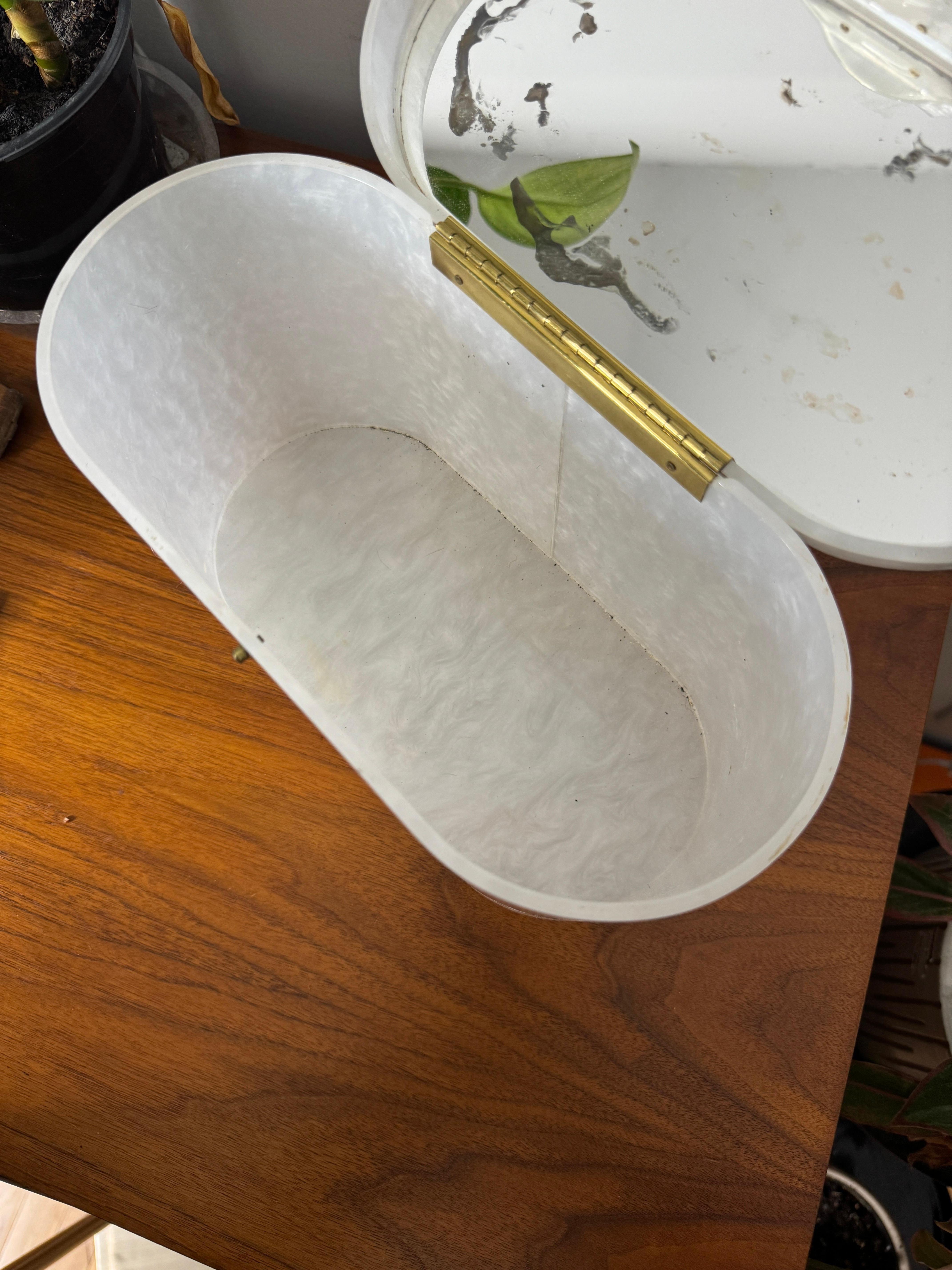 Sac Wilardy Dooner en marbre blanc Lucite - Pièce de livre en vente 6