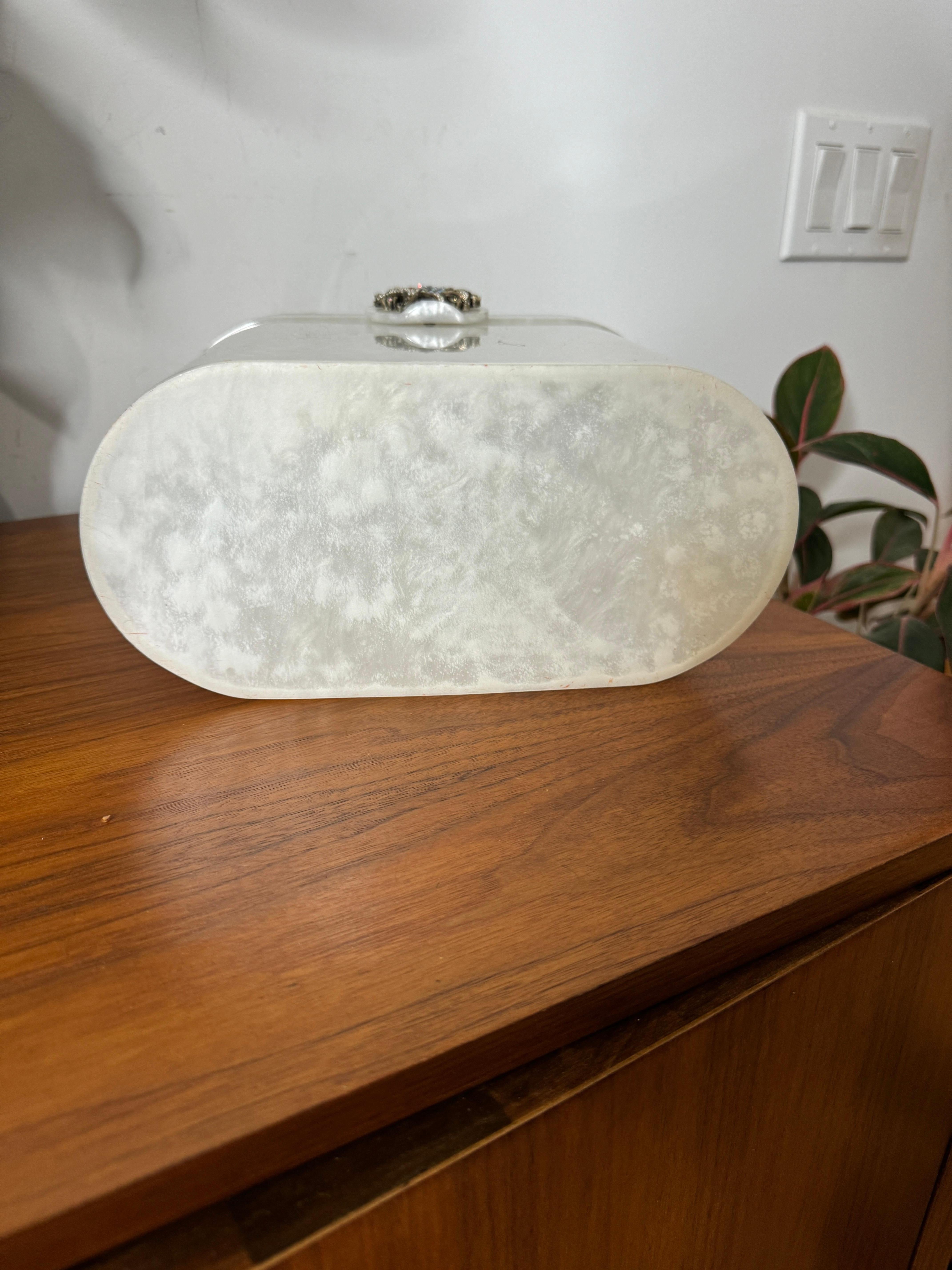 Sac Wilardy Dooner en marbre blanc Lucite - Pièce de livre en vente 7