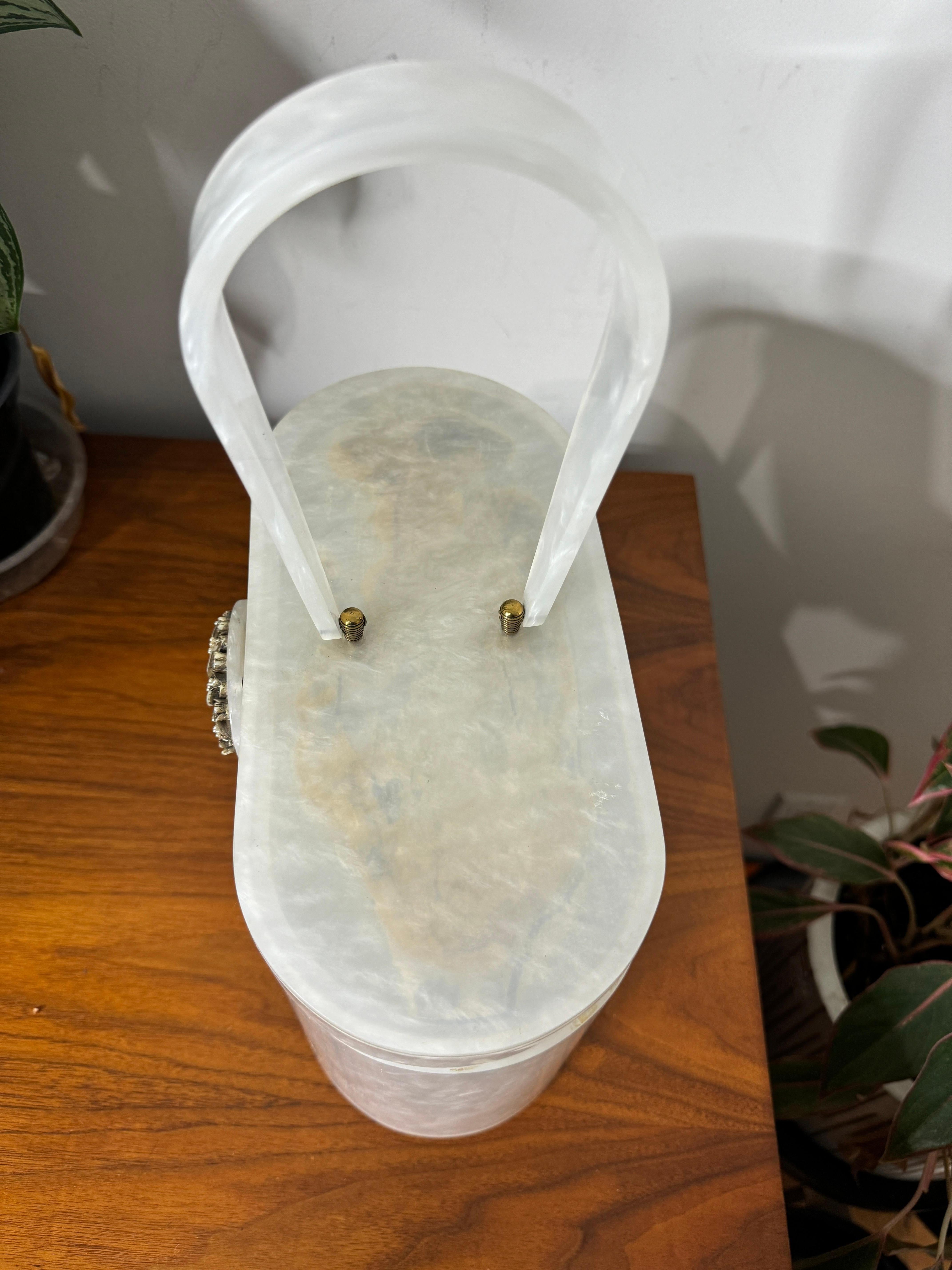 Sac Wilardy Dooner en marbre blanc Lucite - Pièce de livre en vente 8