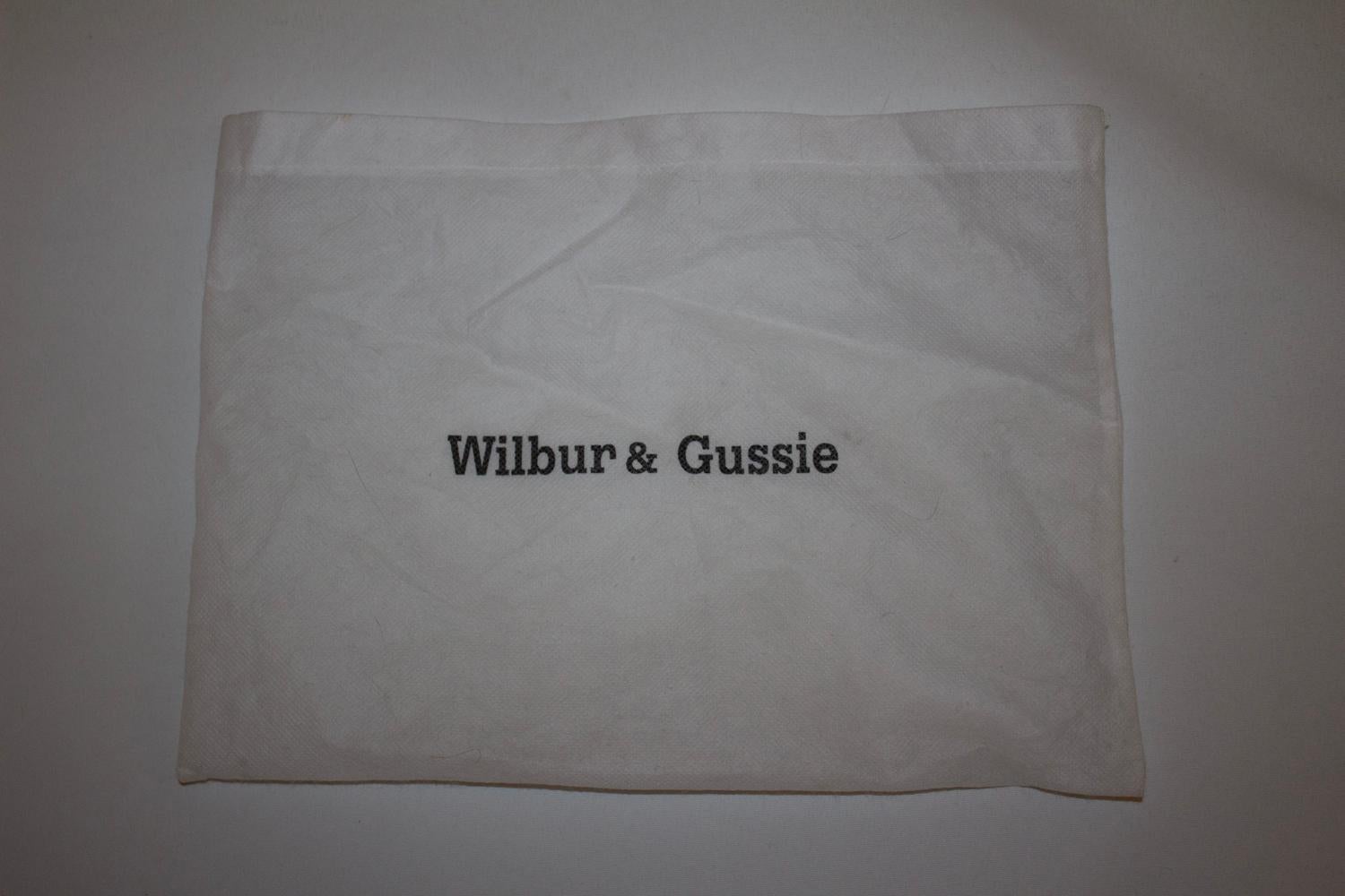 Wilber und Gussie Steel Graue Seidentasche mit Dekoration im Angebot 1