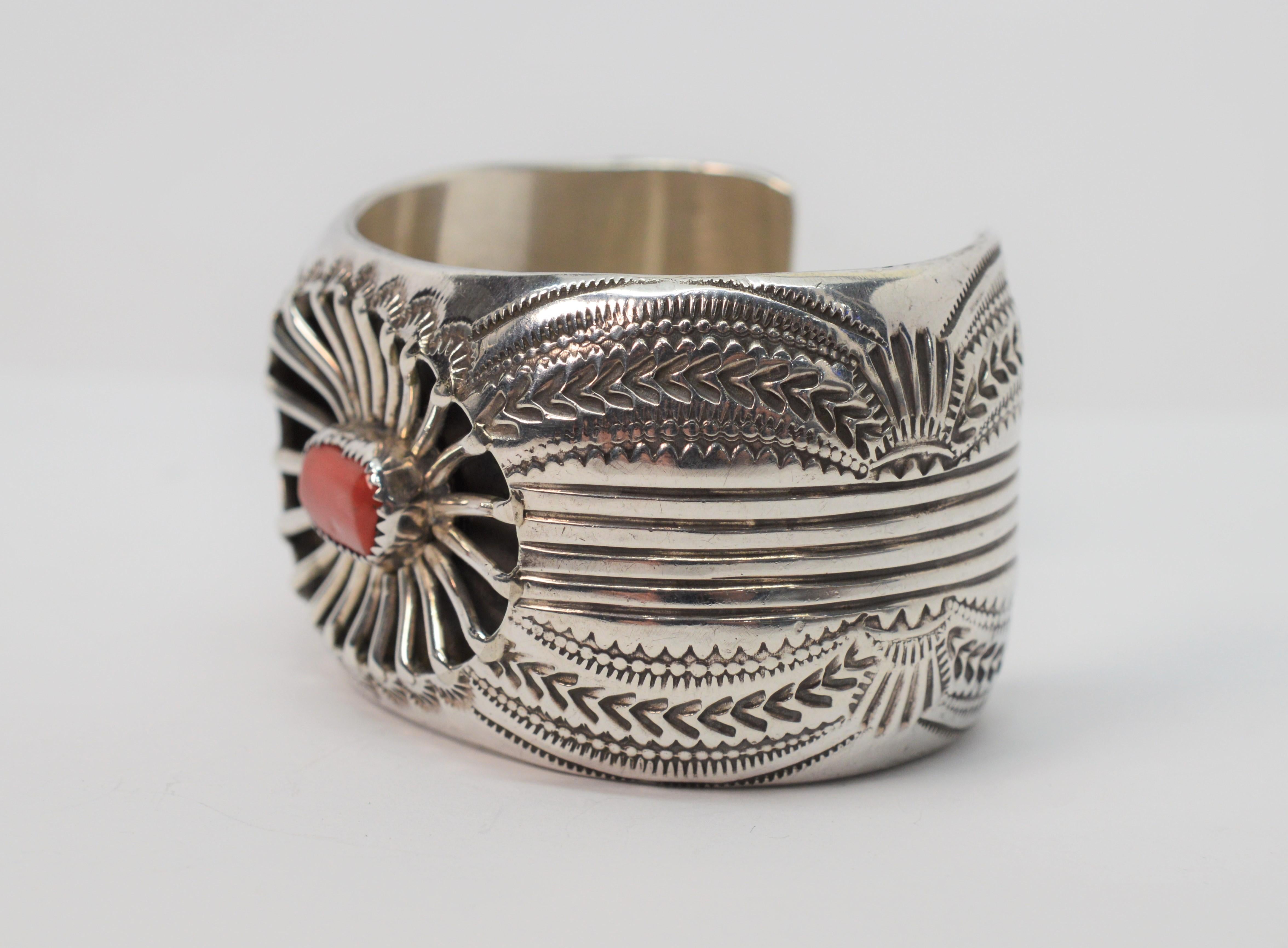 Finement réalisé, ce bracelet de style amérindien est l'œuvre du célèbre orfèvre navajo Wilbert Benally. Ce bracelet substantiel et délicieusement détaillé, d'une largeur d'environ 1,5 pouce, est gravé à la main d'un motif tribal qui complète la