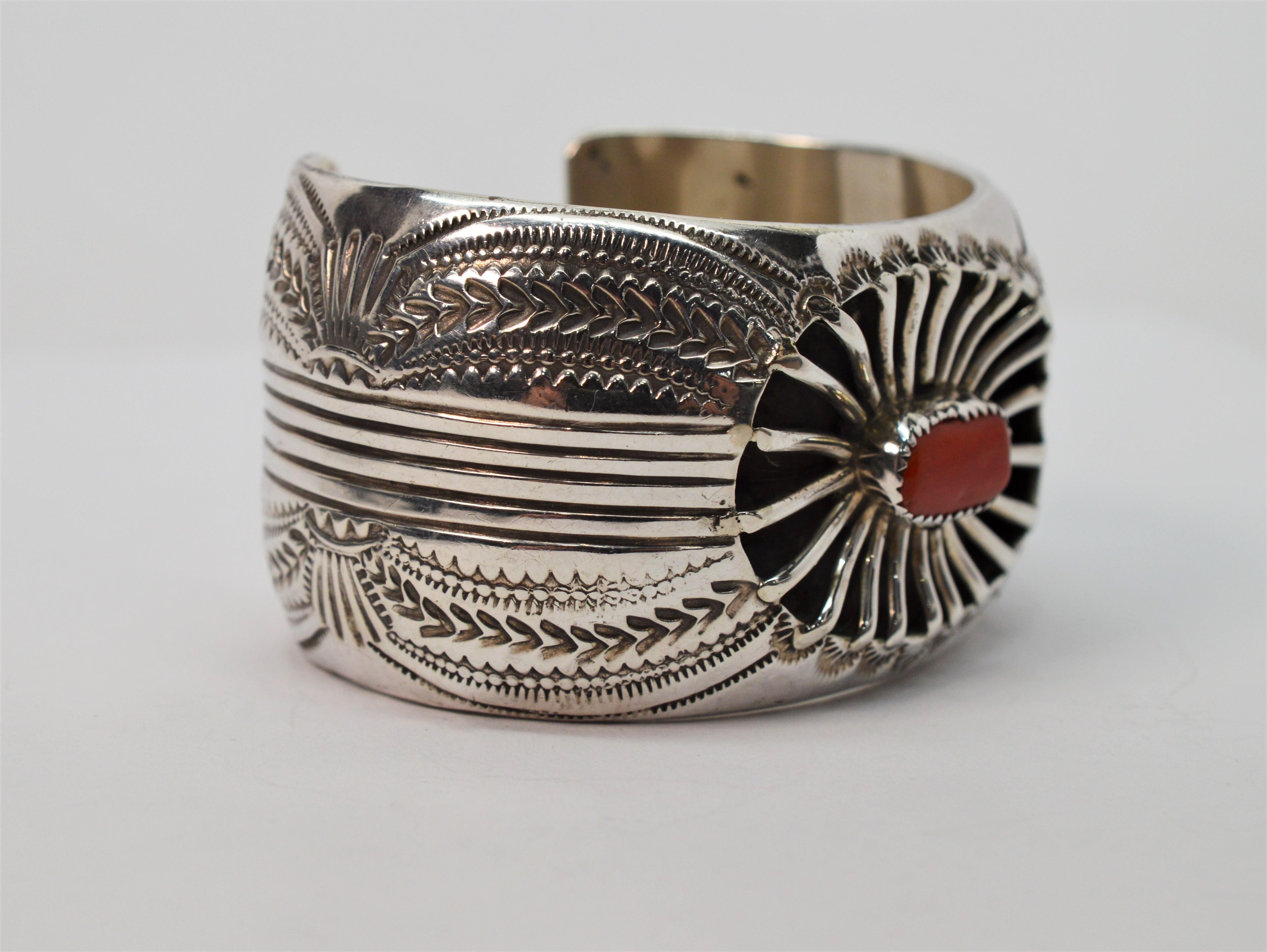Taille ovale Wilbert Benally Bracelet manchette en argent sterling et corail Navajo