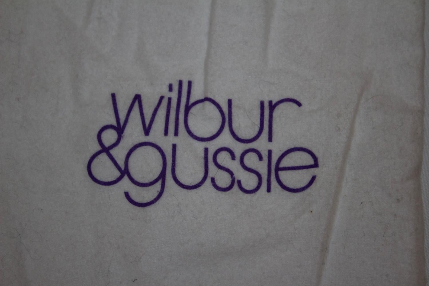 Wilbur und Gussie Abendtasche aus Seide mit dekorativem Skorpionverschluss aus Seide (Braun) im Angebot